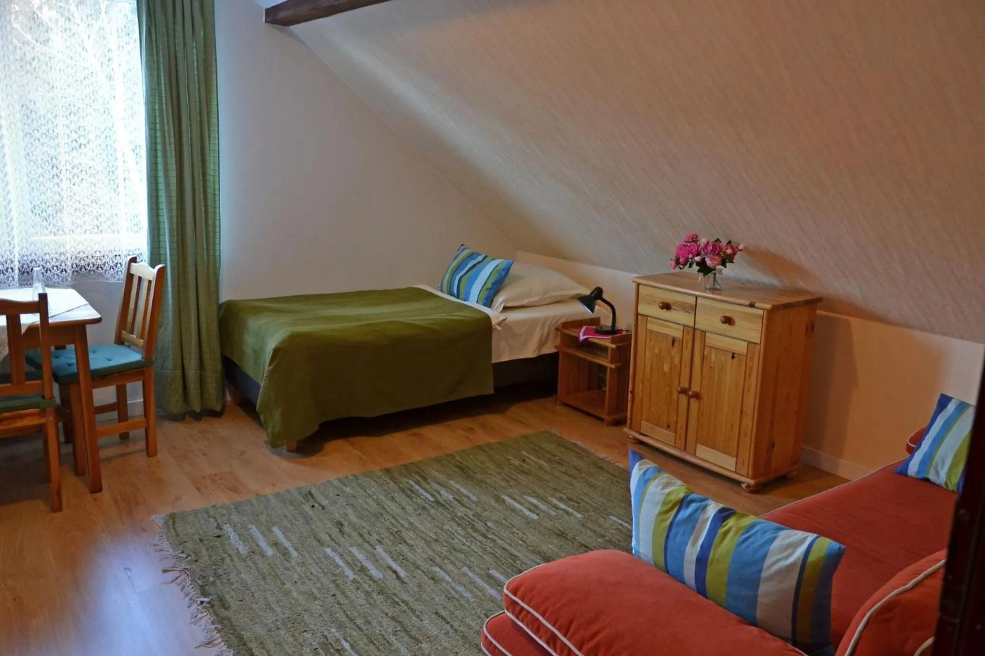 Photo of the whole room, Bed in Gronik