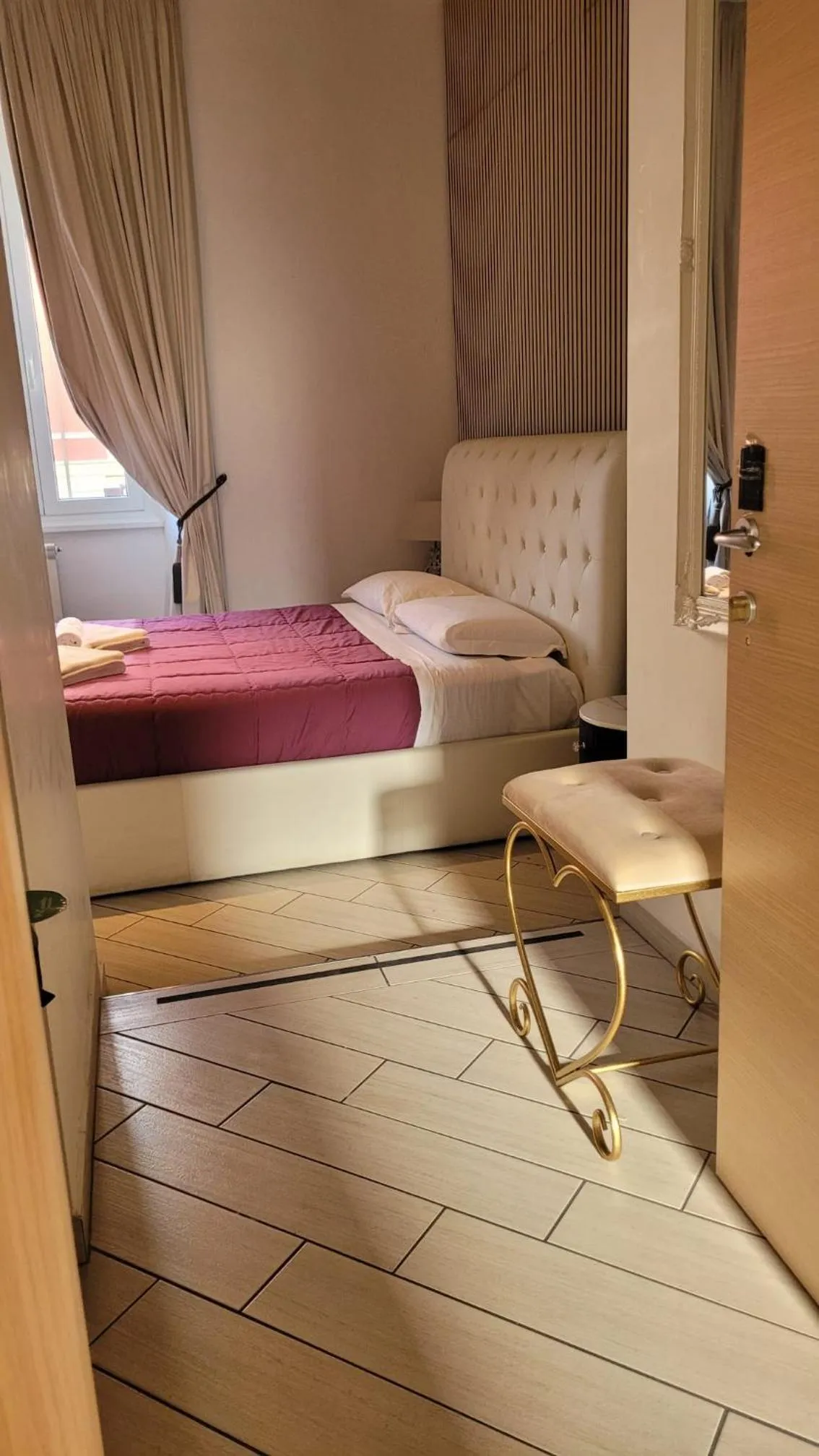 Photo of the whole room, Bed in Rome Central Rooms