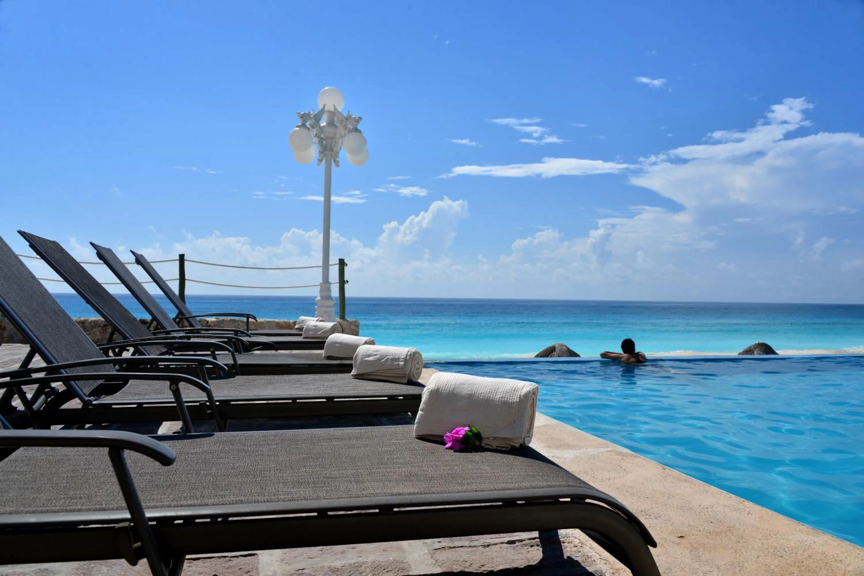 Swimming pool in BSEA Cancun Plaza Hotel