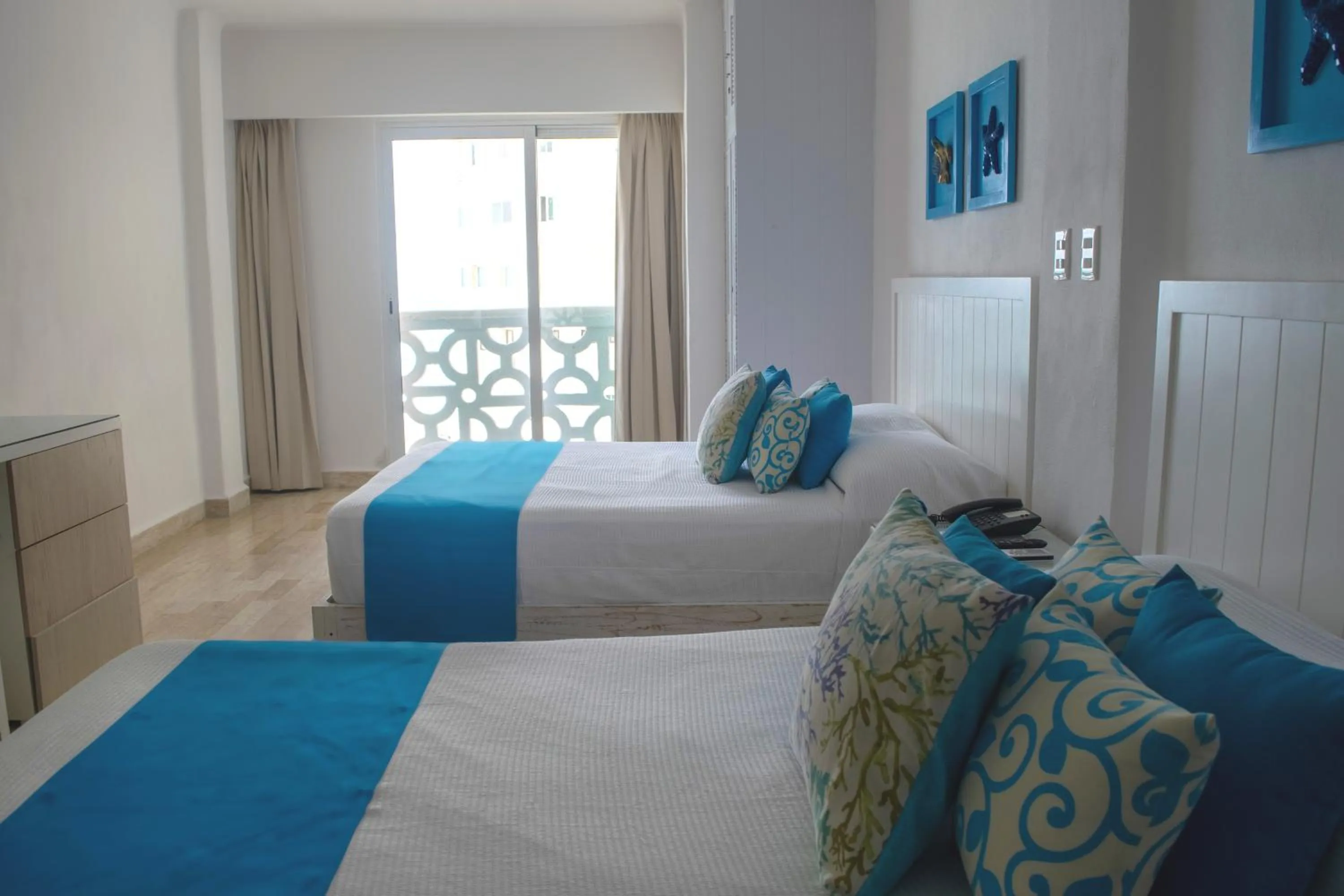 Toilet, Bed in BSEA Cancun Plaza Hotel