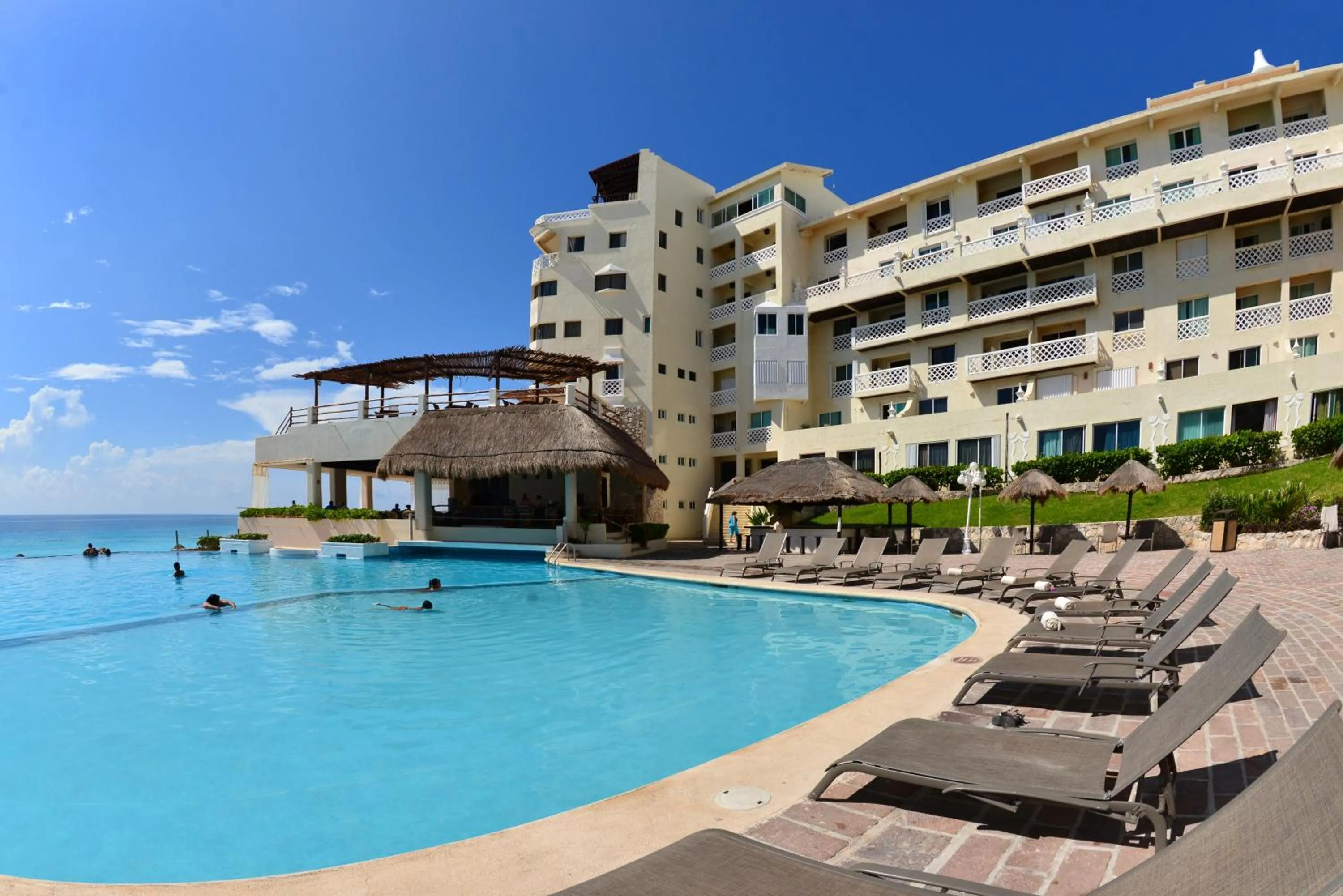 Swimming pool in BSEA Cancun Plaza Hotel