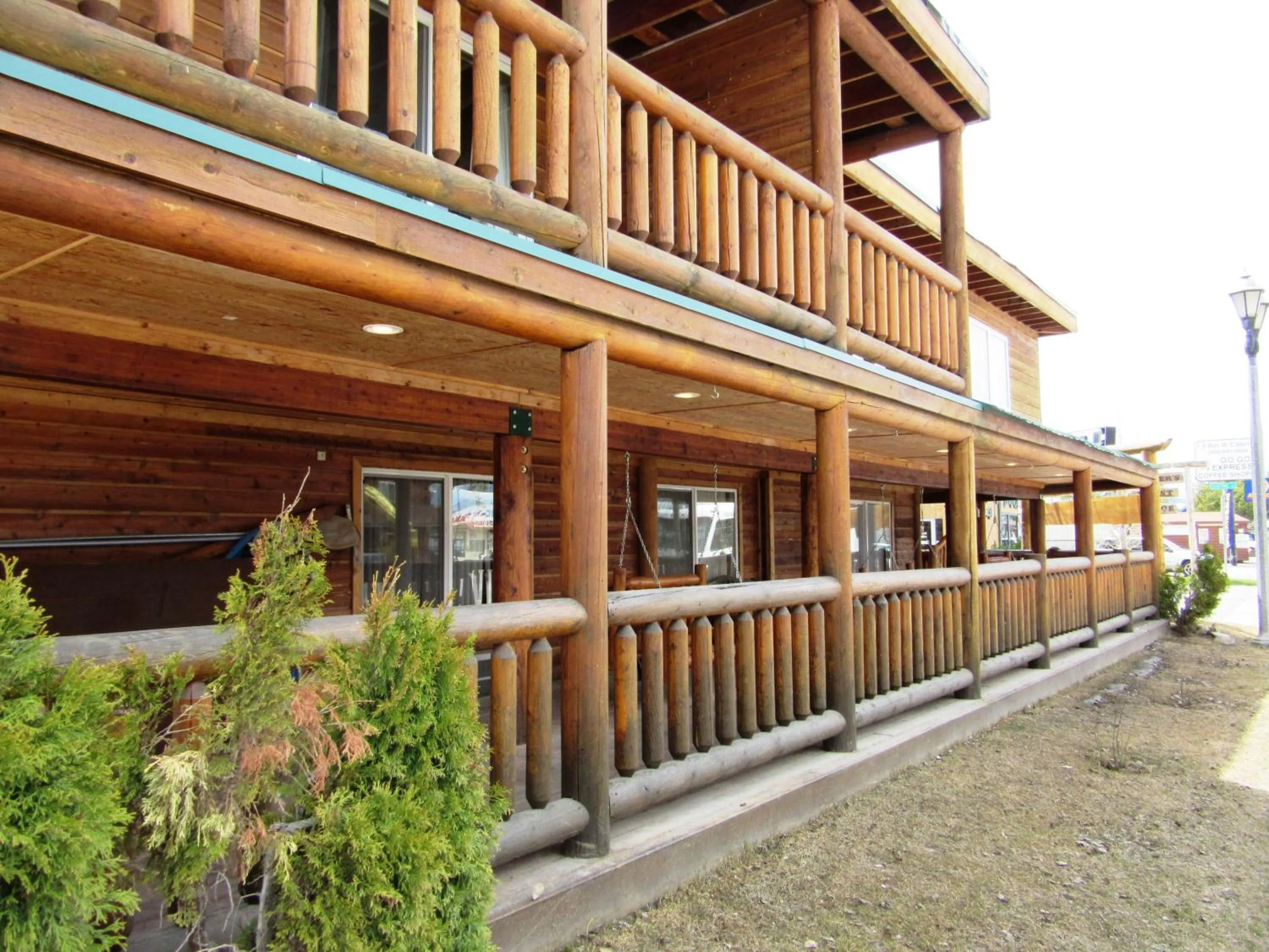 Facade/entrance in Yellowstone Country Inn