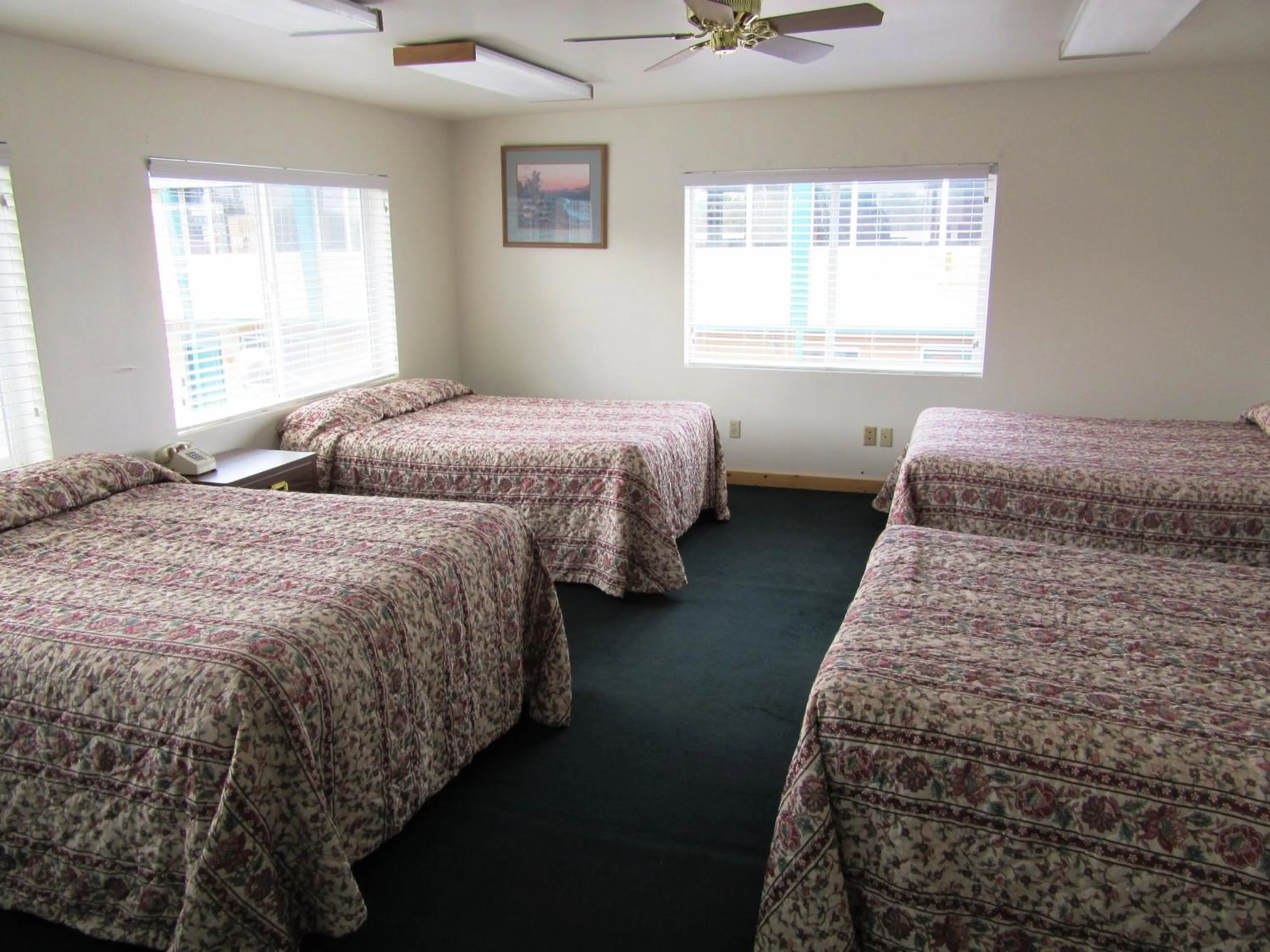 Photo of the whole room, Bed in Yellowstone Country Inn