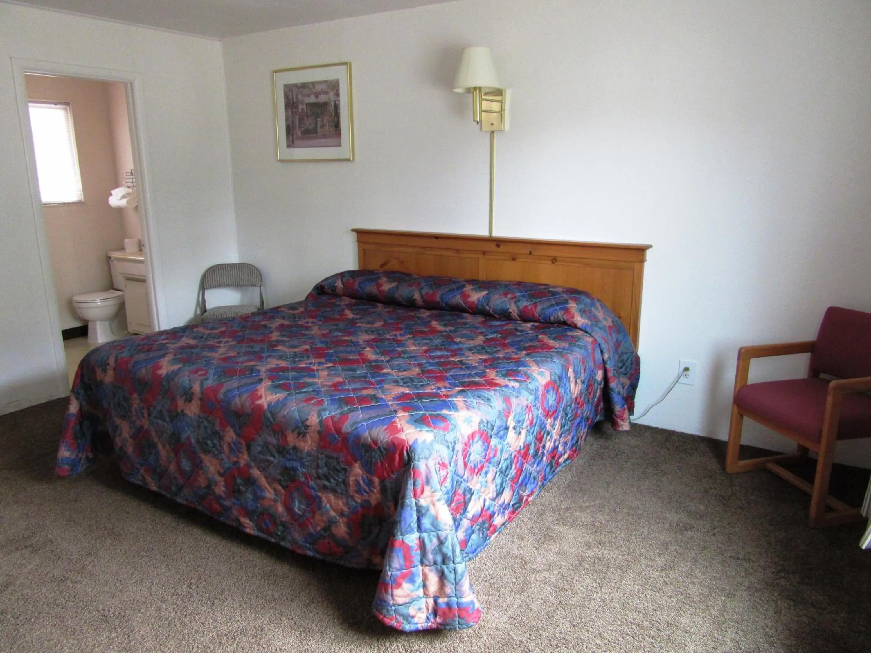 Photo of the whole room, Bed in Yellowstone Country Inn