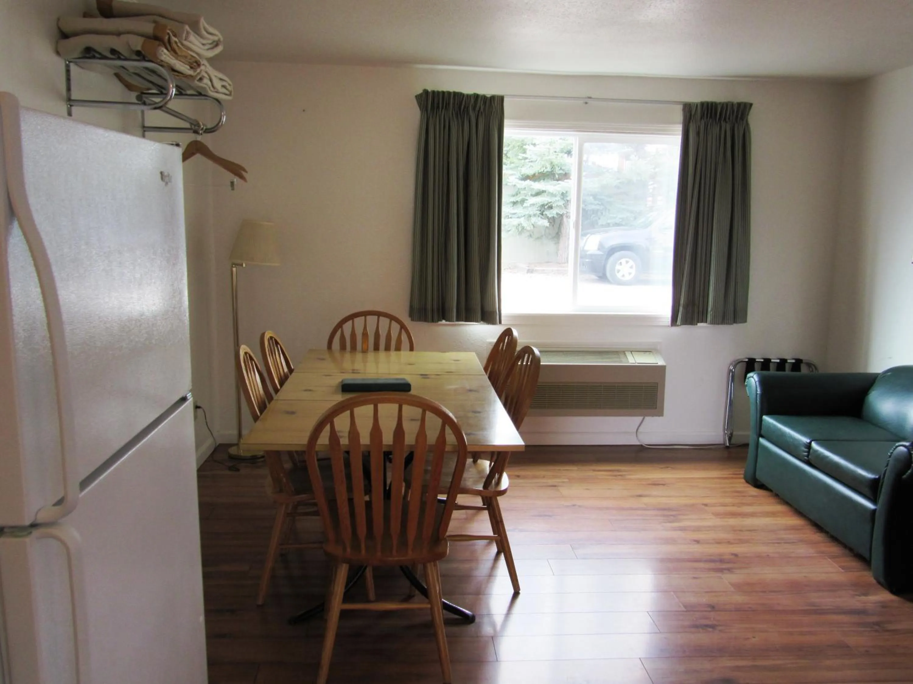 Living room in Yellowstone Country Inn