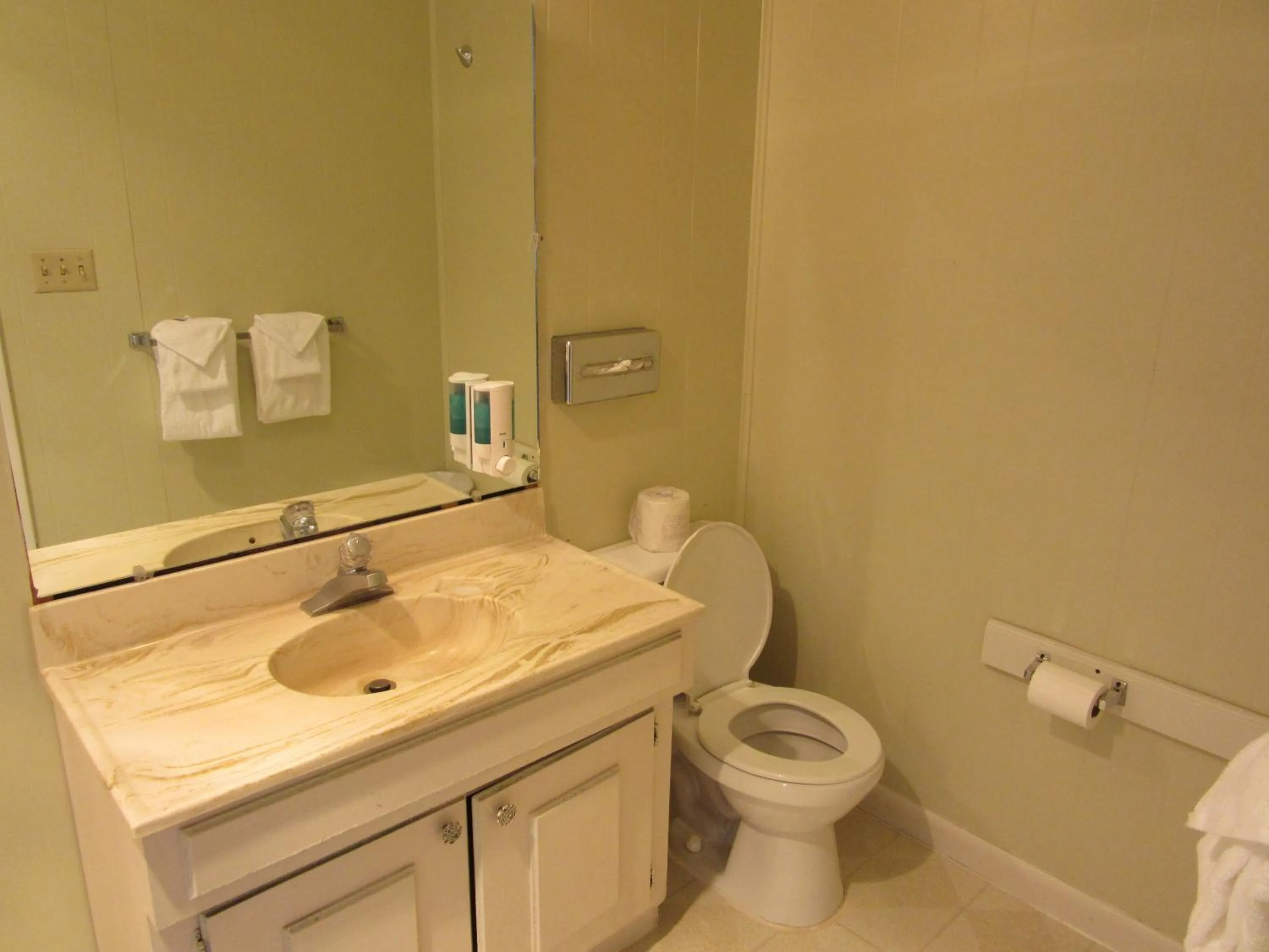 Bathroom in Yellowstone Country Inn