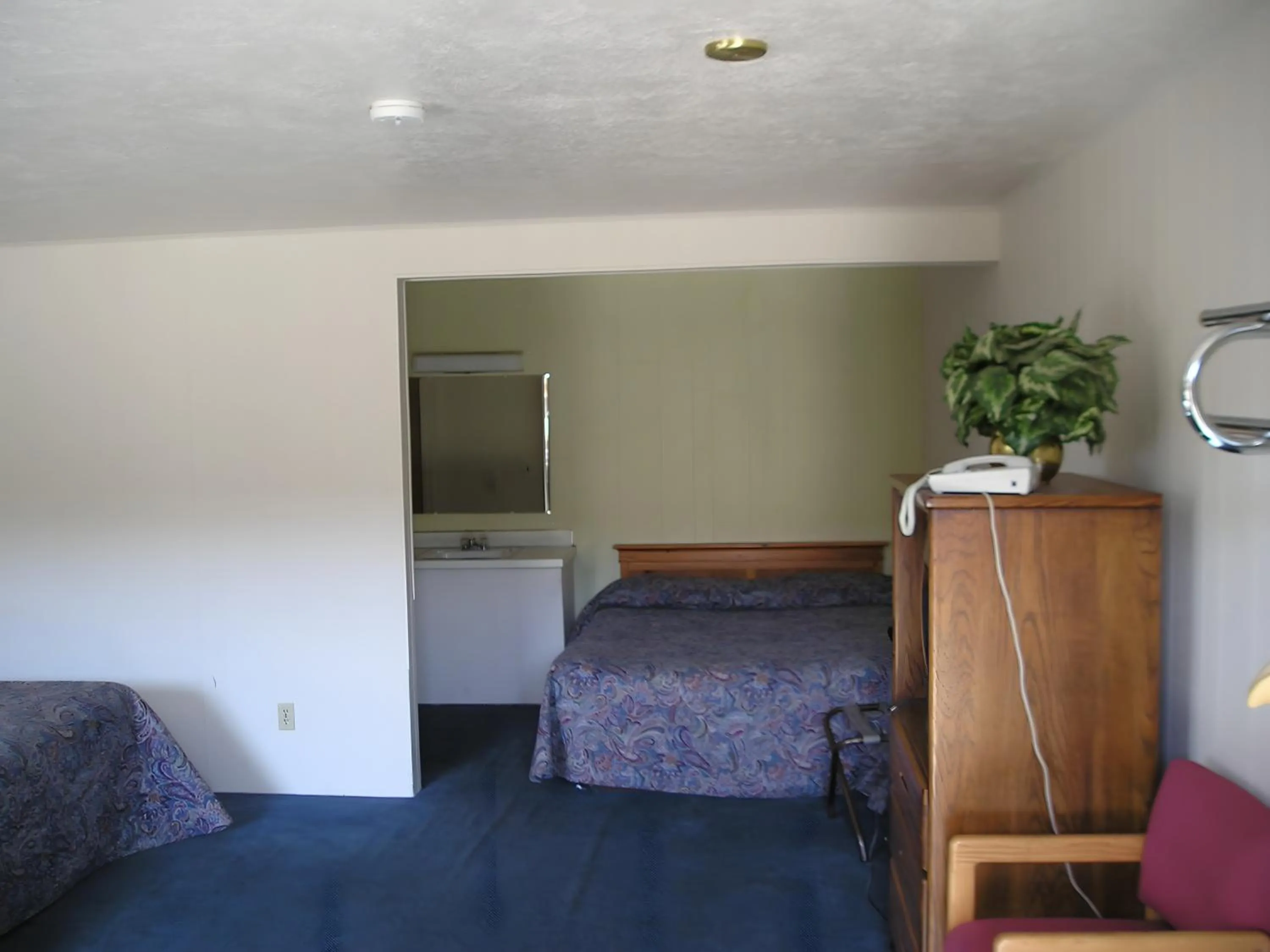 Bed in Yellowstone Country Inn