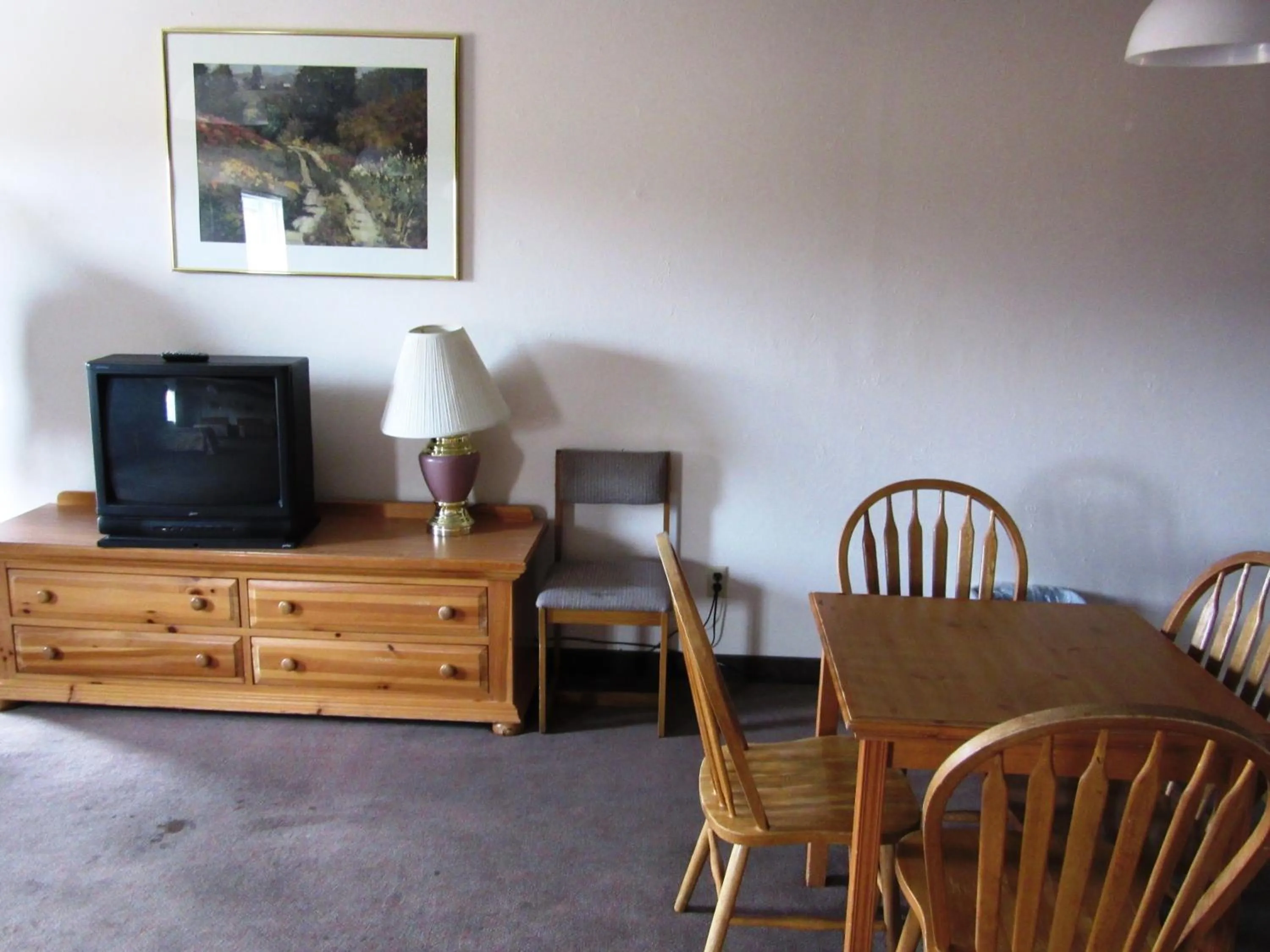 TV and multimedia in Yellowstone Country Inn