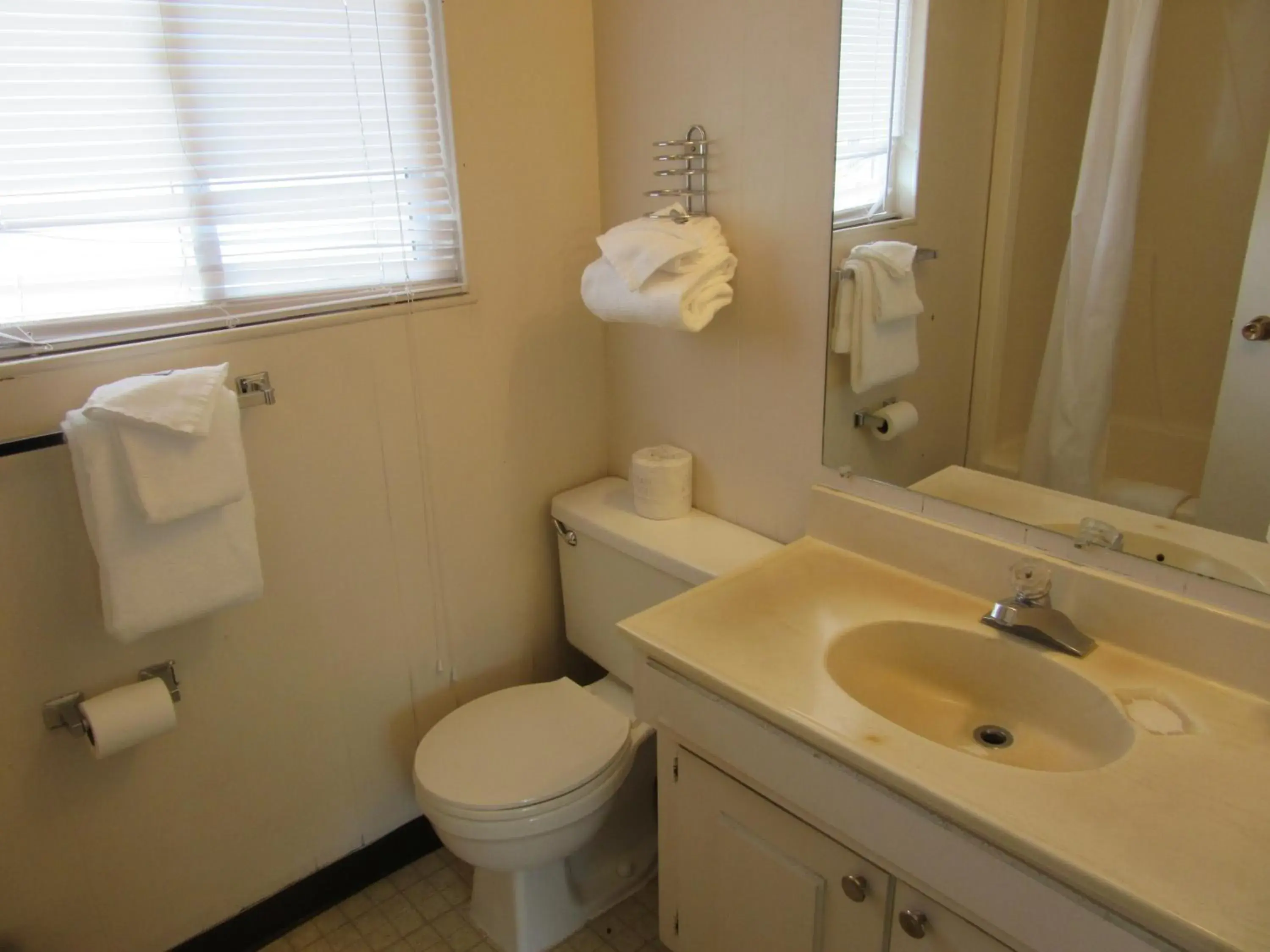 Triple Room in Yellowstone Country Inn Triple Room in Yellowstone Country Inn