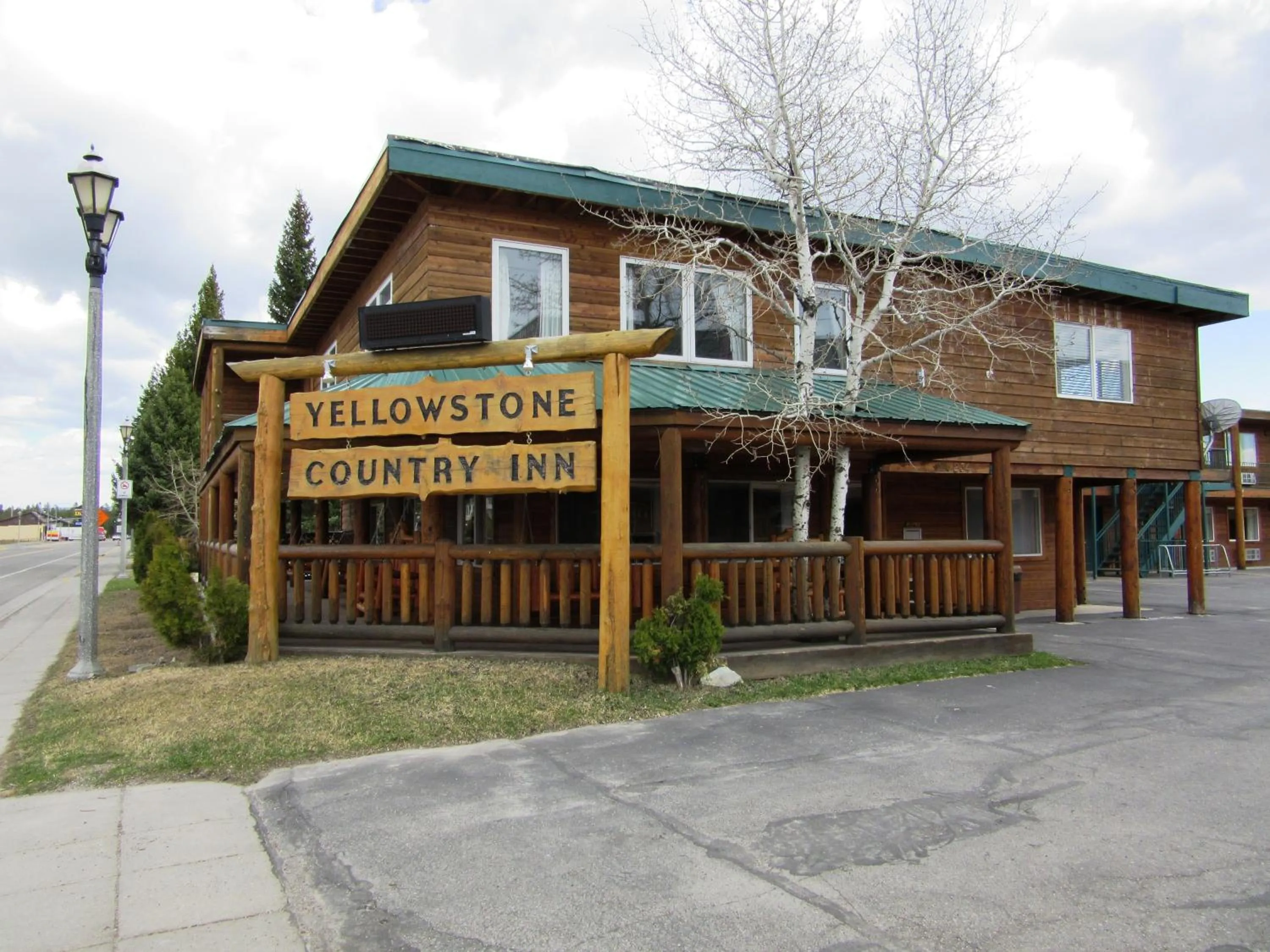 Facade/entrance in Yellowstone Country Inn