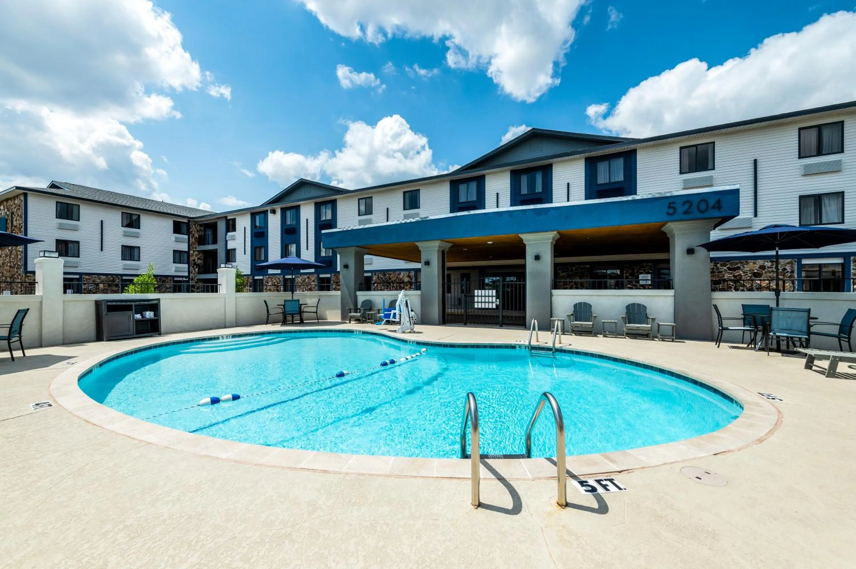 Swimming pool in Clarion Pointe