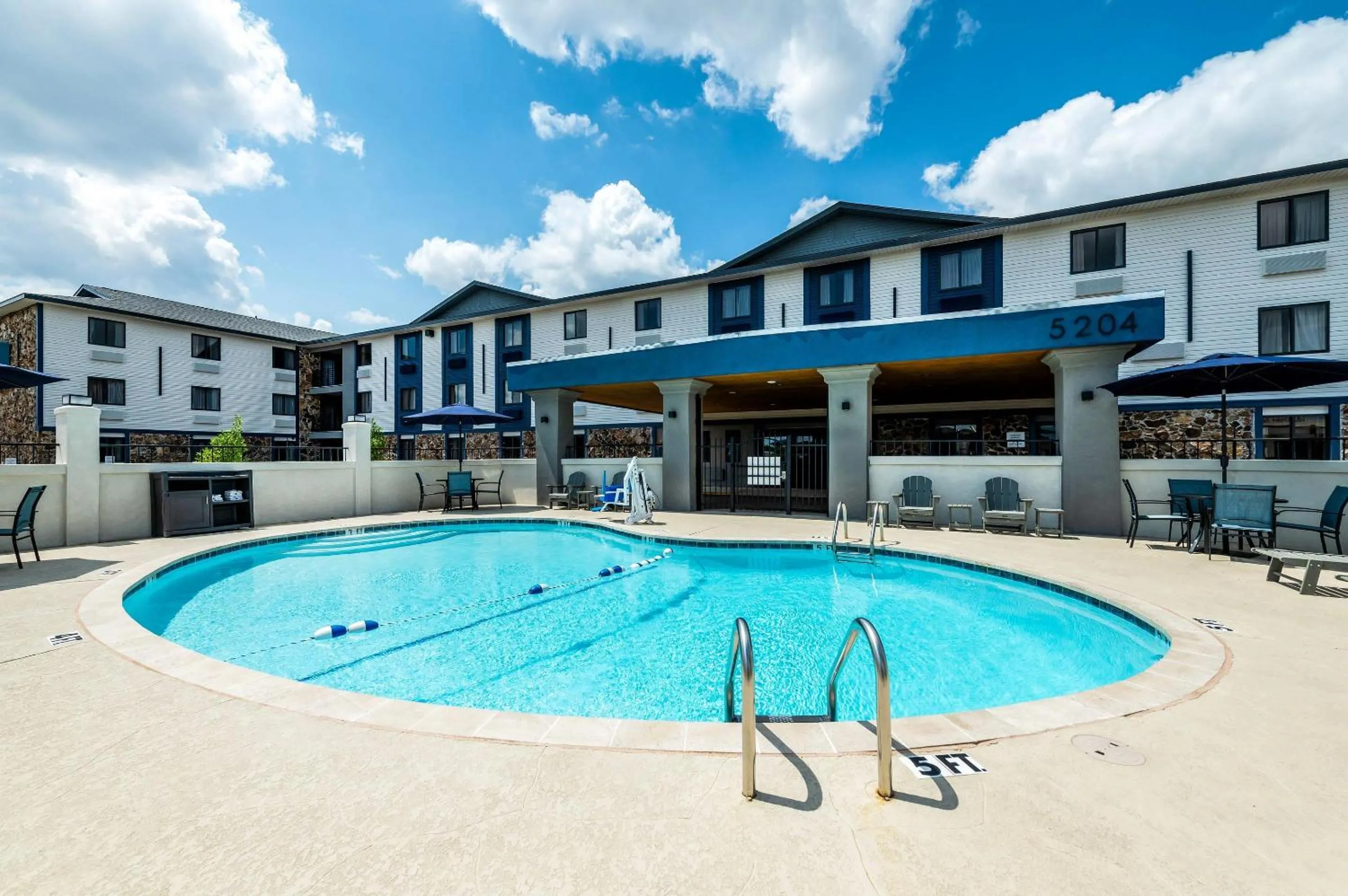 Swimming pool in Clarion Pointe