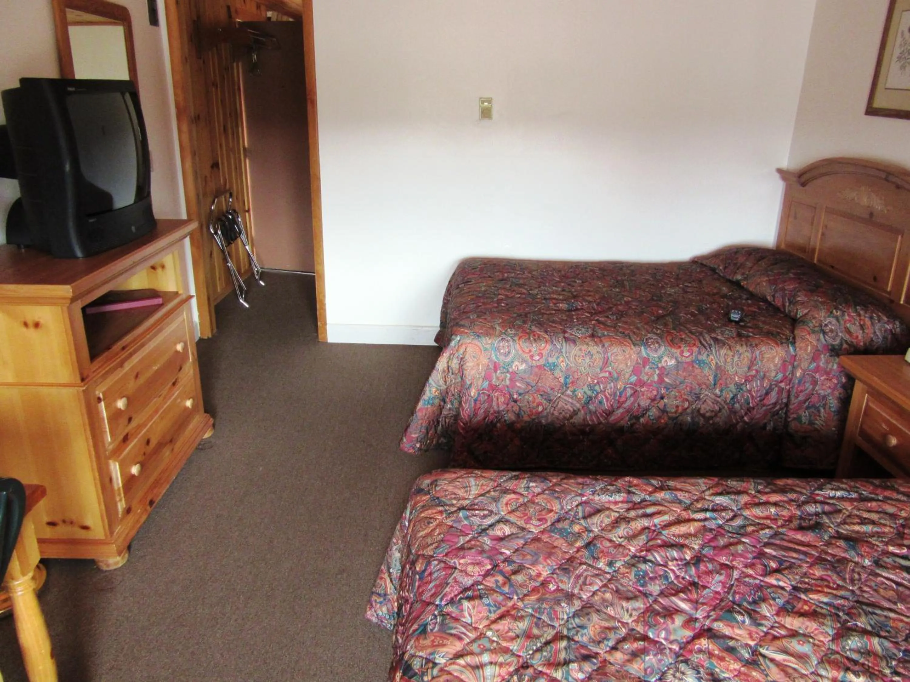 Photo of the whole room in Travelers Lodge