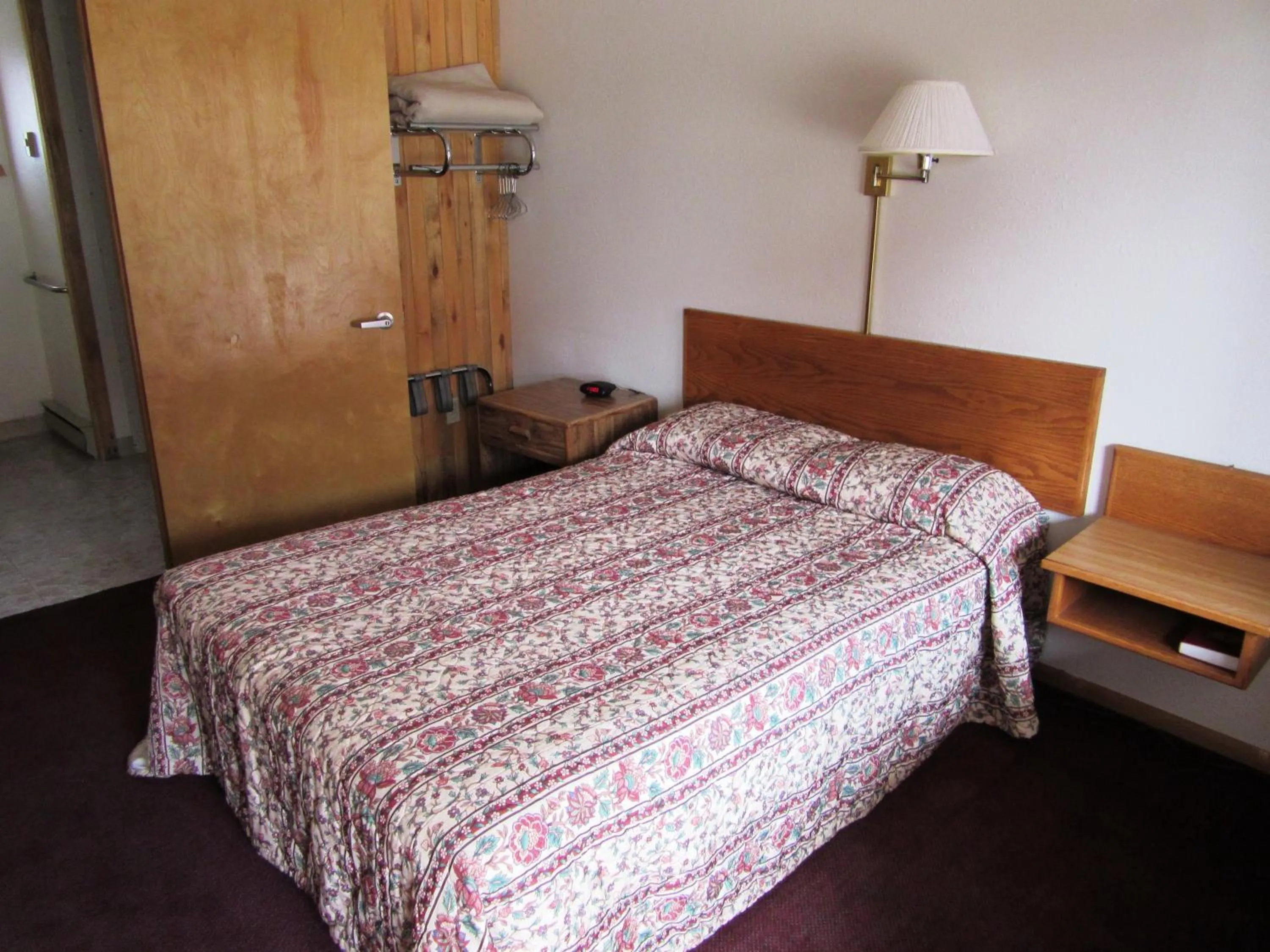 Photo of the whole room, Bed in Travelers Lodge
