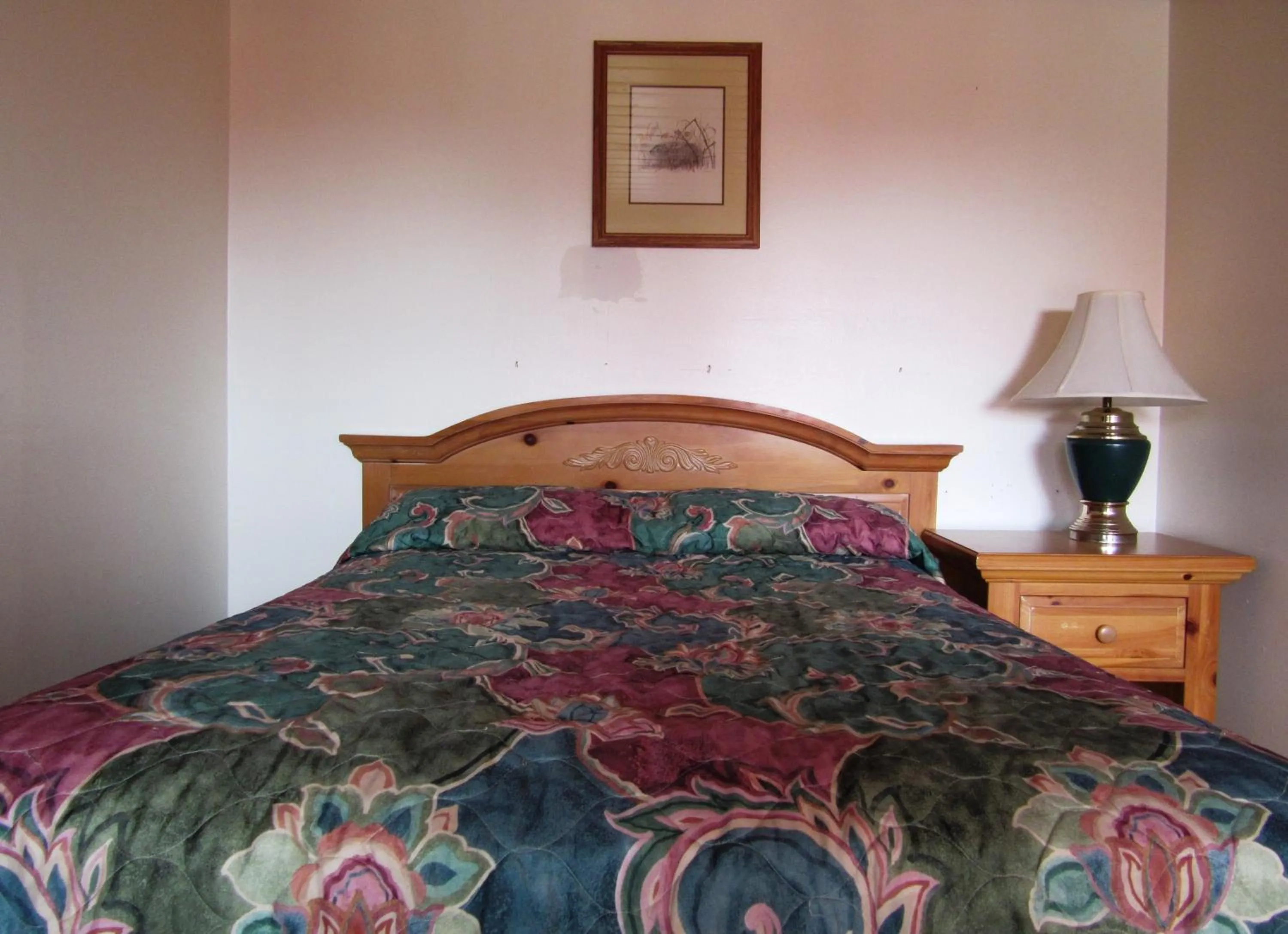 Bed in Travelers Lodge