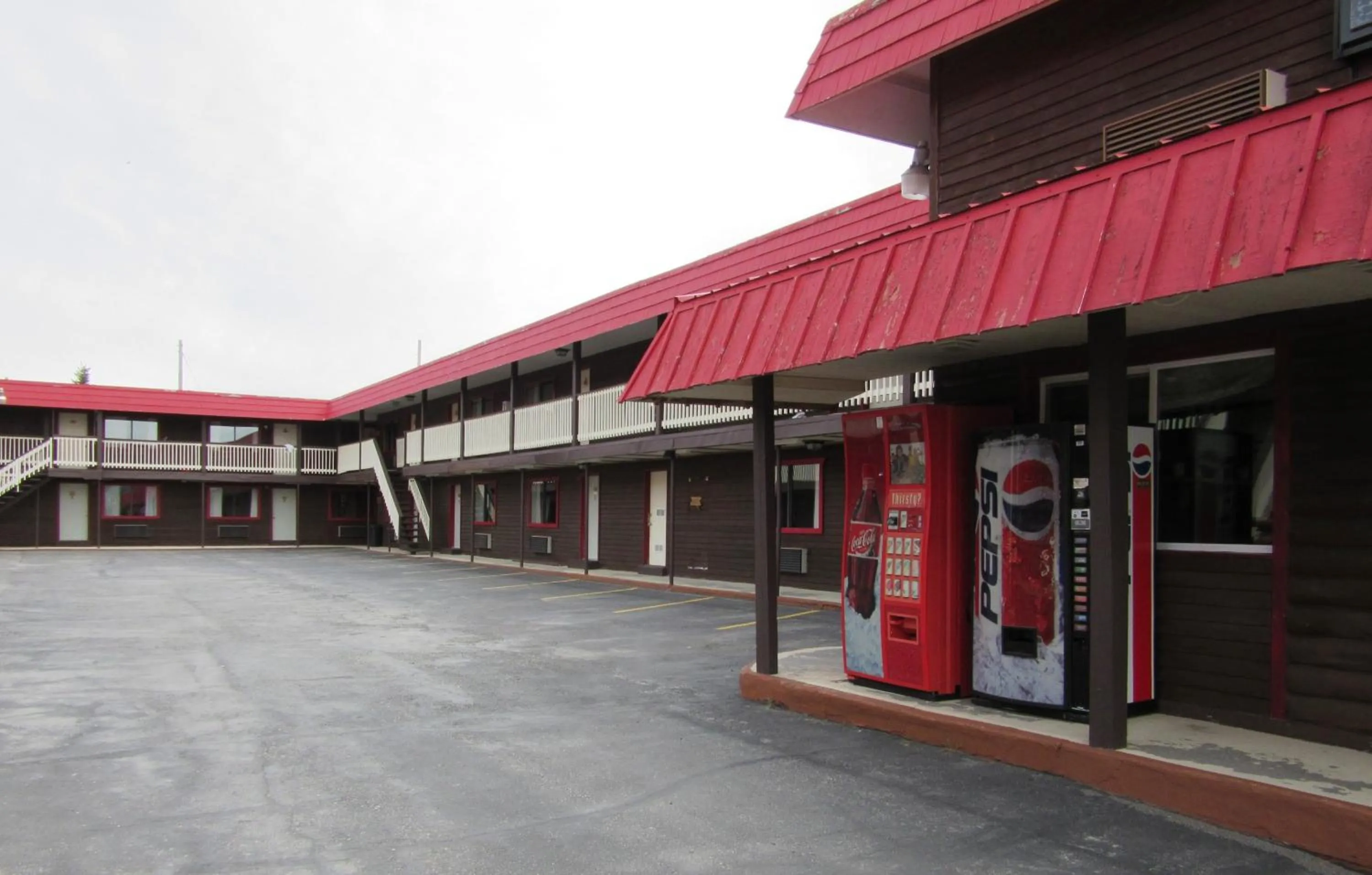 Facade/entrance in Travelers Lodge