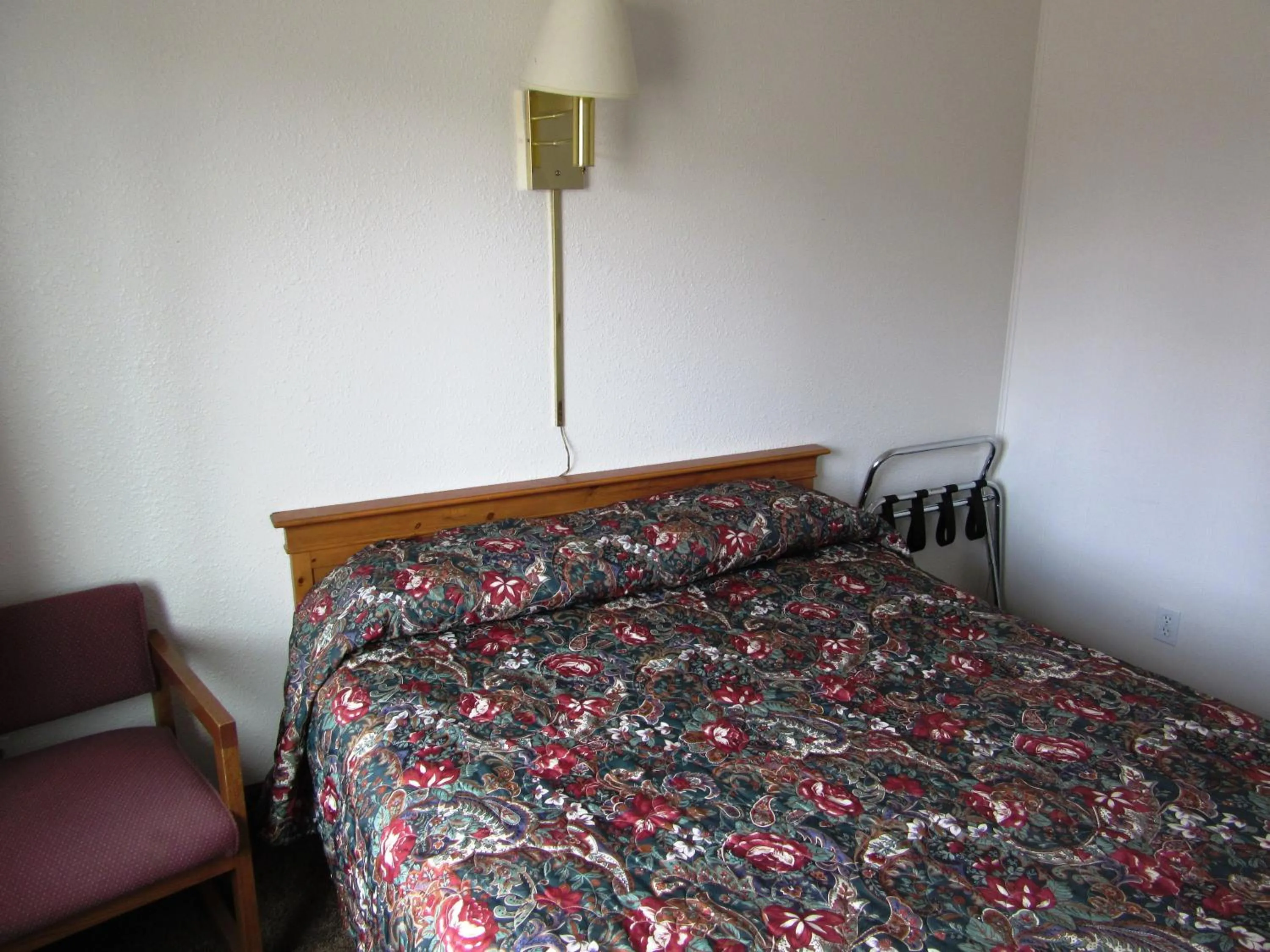 Bed in Travelers Lodge