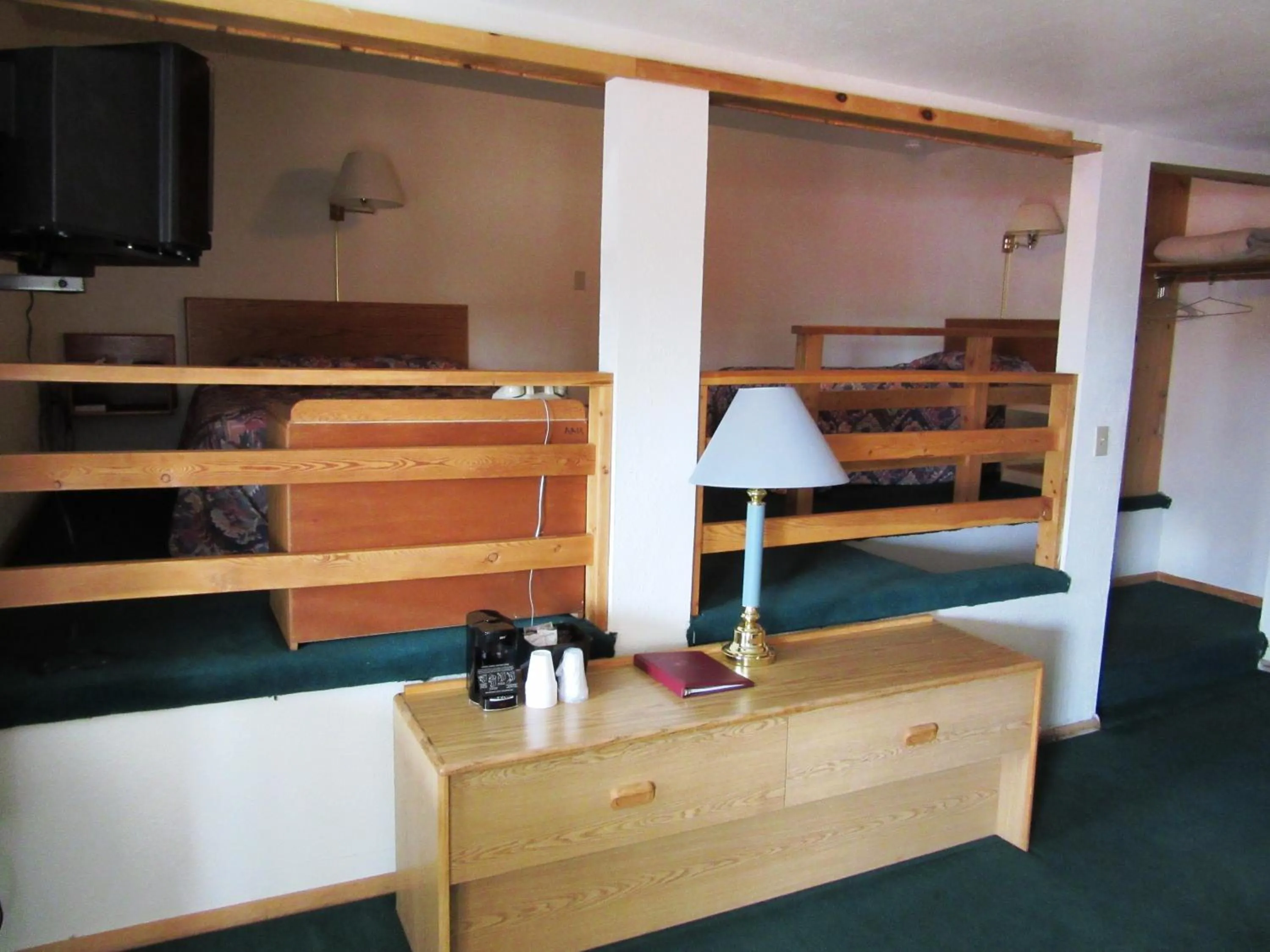 Photo of the whole room, Bed in Travelers Lodge