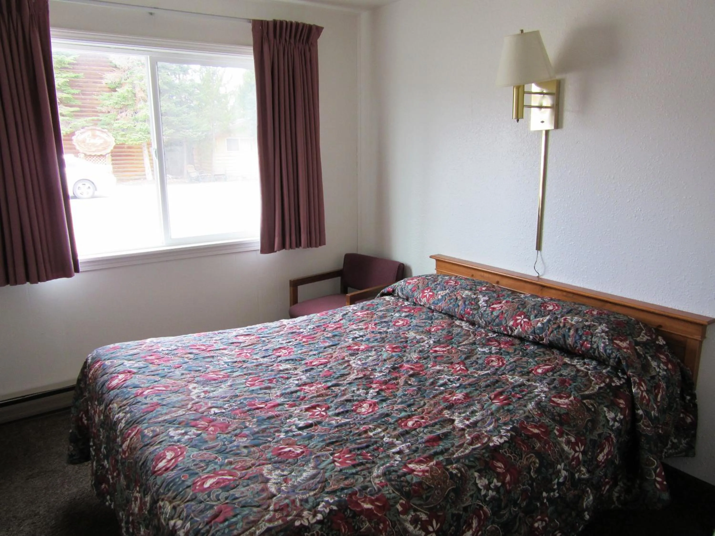 Bed in Travelers Lodge