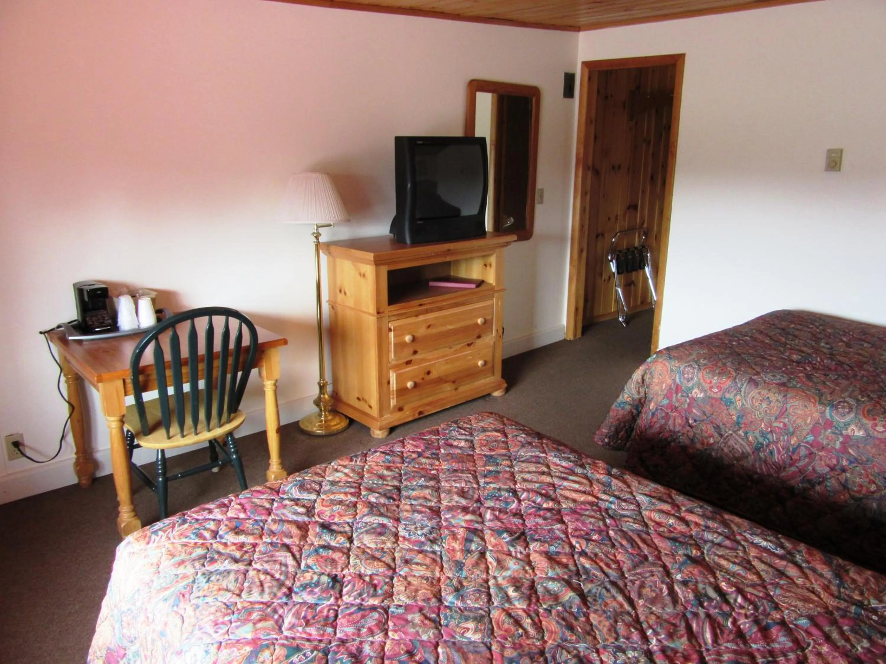 Photo of the whole room, Bed in Travelers Lodge