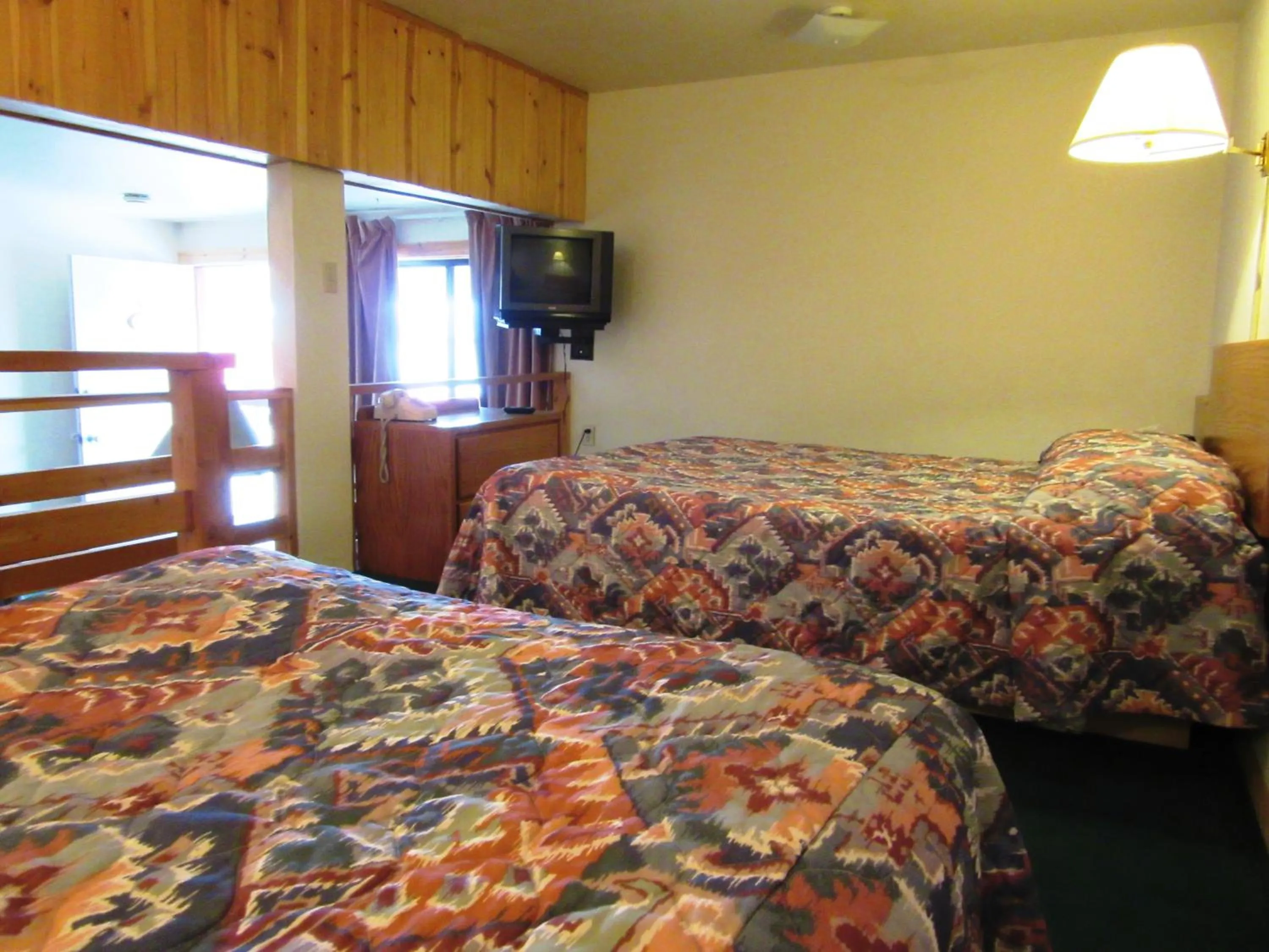 Photo of the whole room, Bed in Travelers Lodge