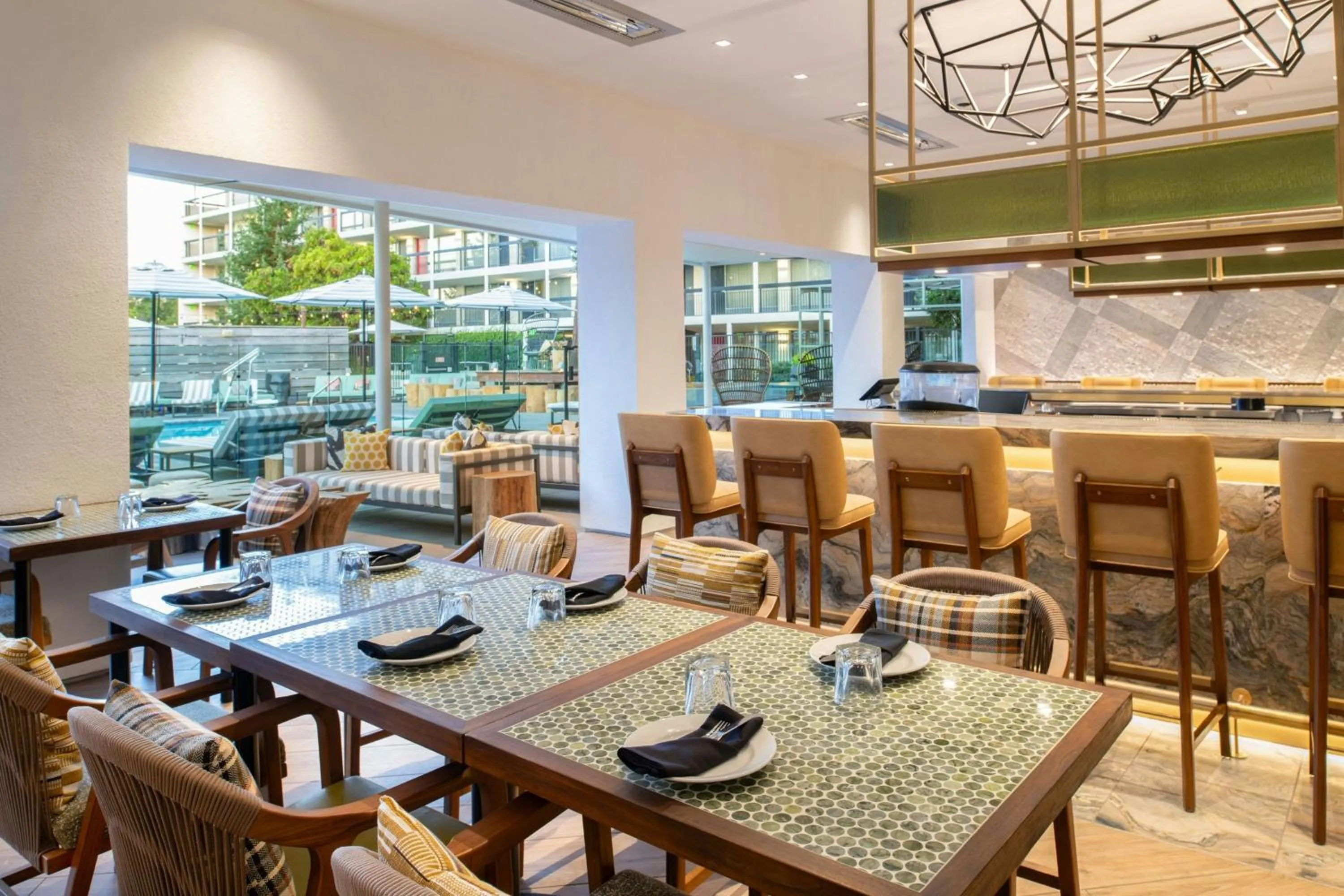 Breakfast in Hotel Paradox, Autograph Collection