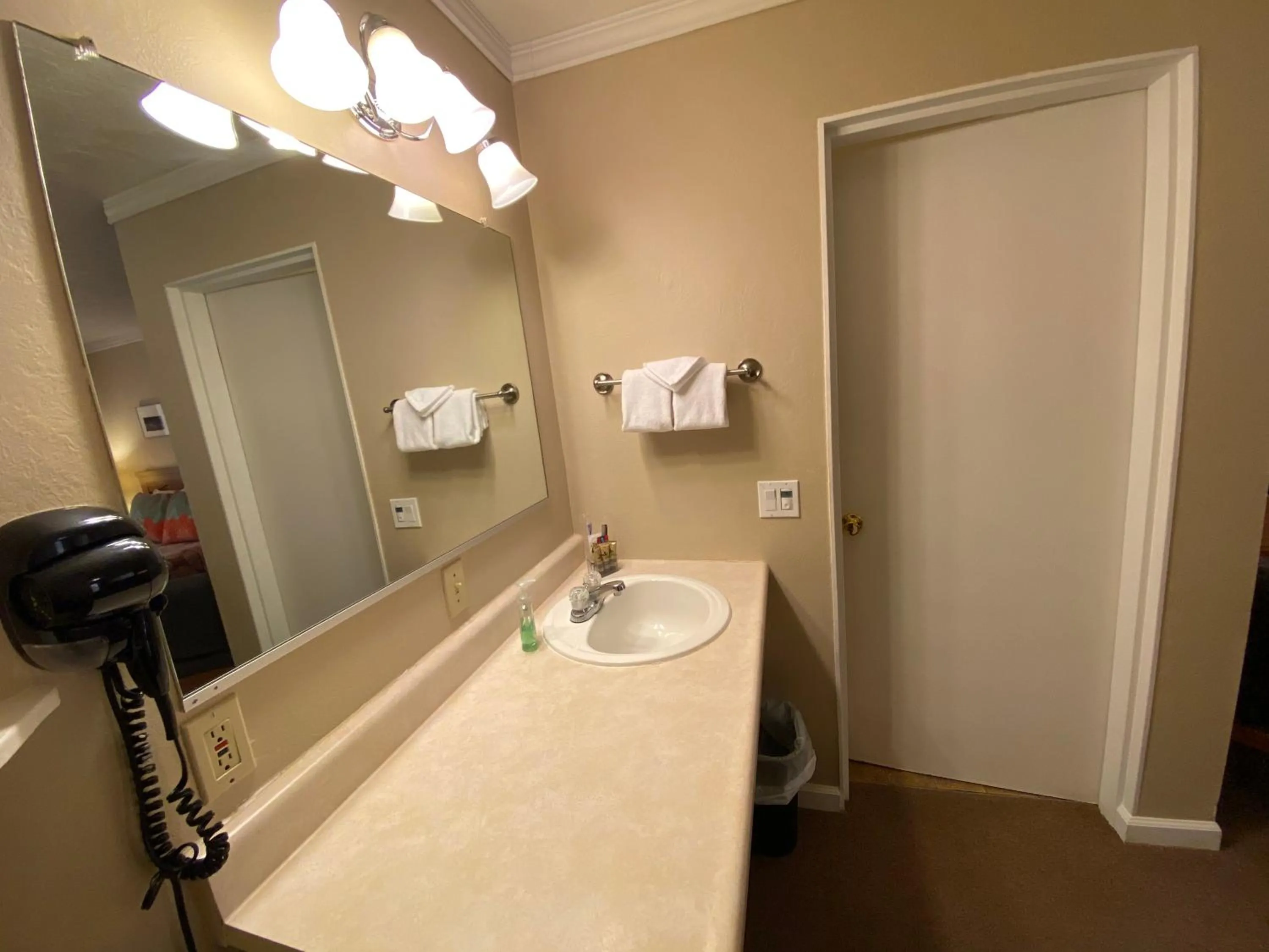 Bathroom in Independence Courthouse Motel