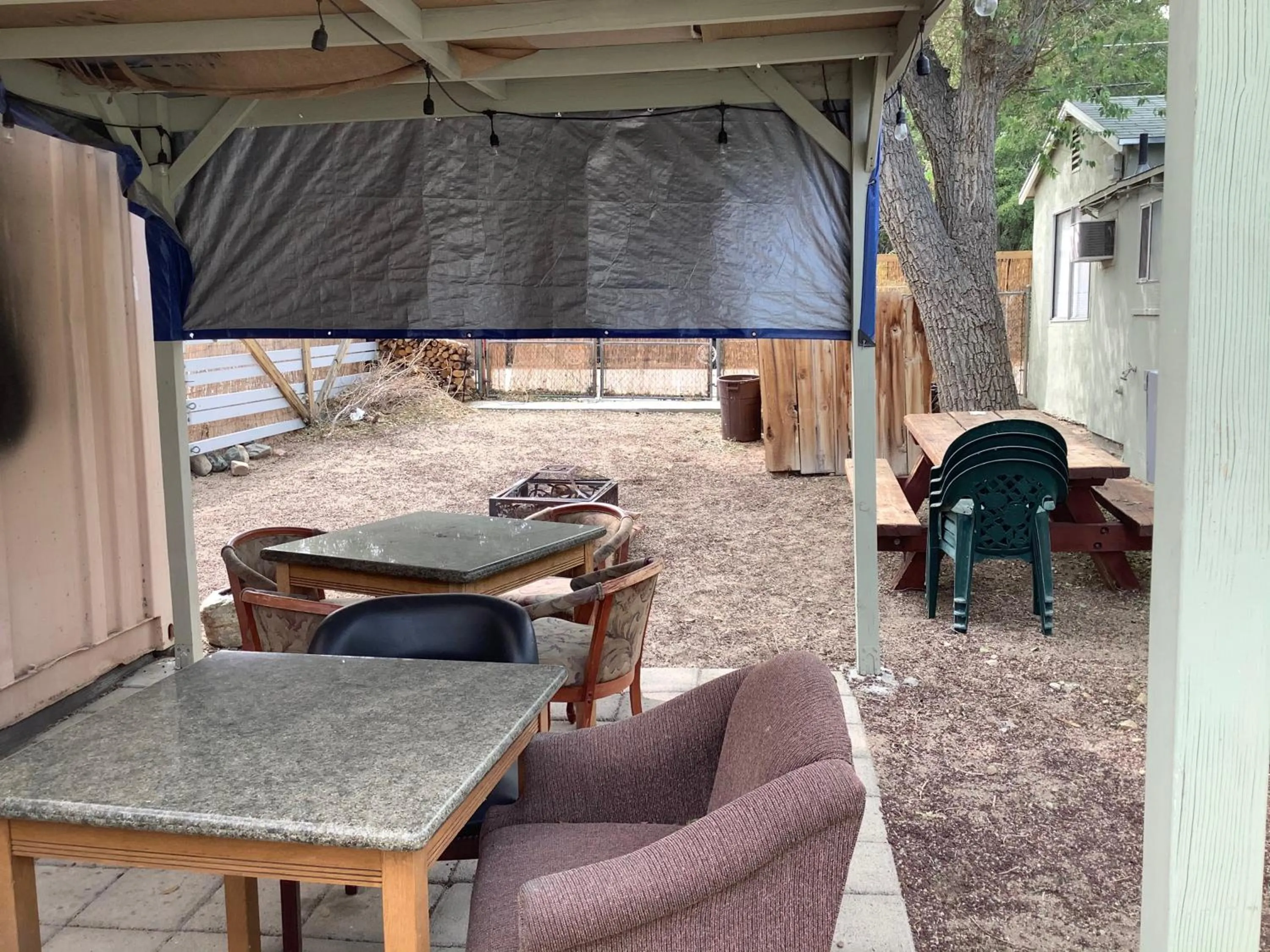 Seating area in Independence Courthouse Motel