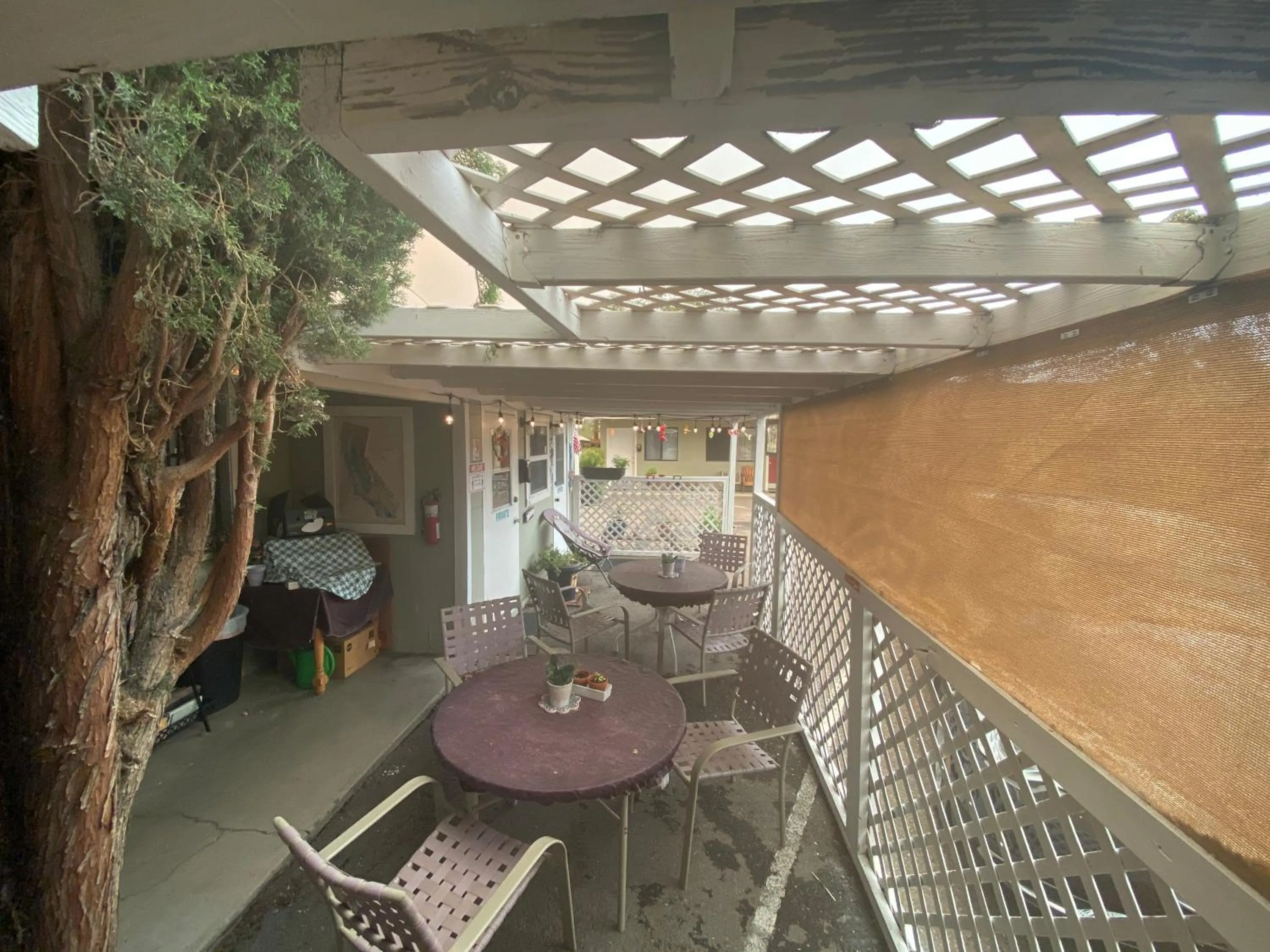 Patio in Independence Courthouse Motel