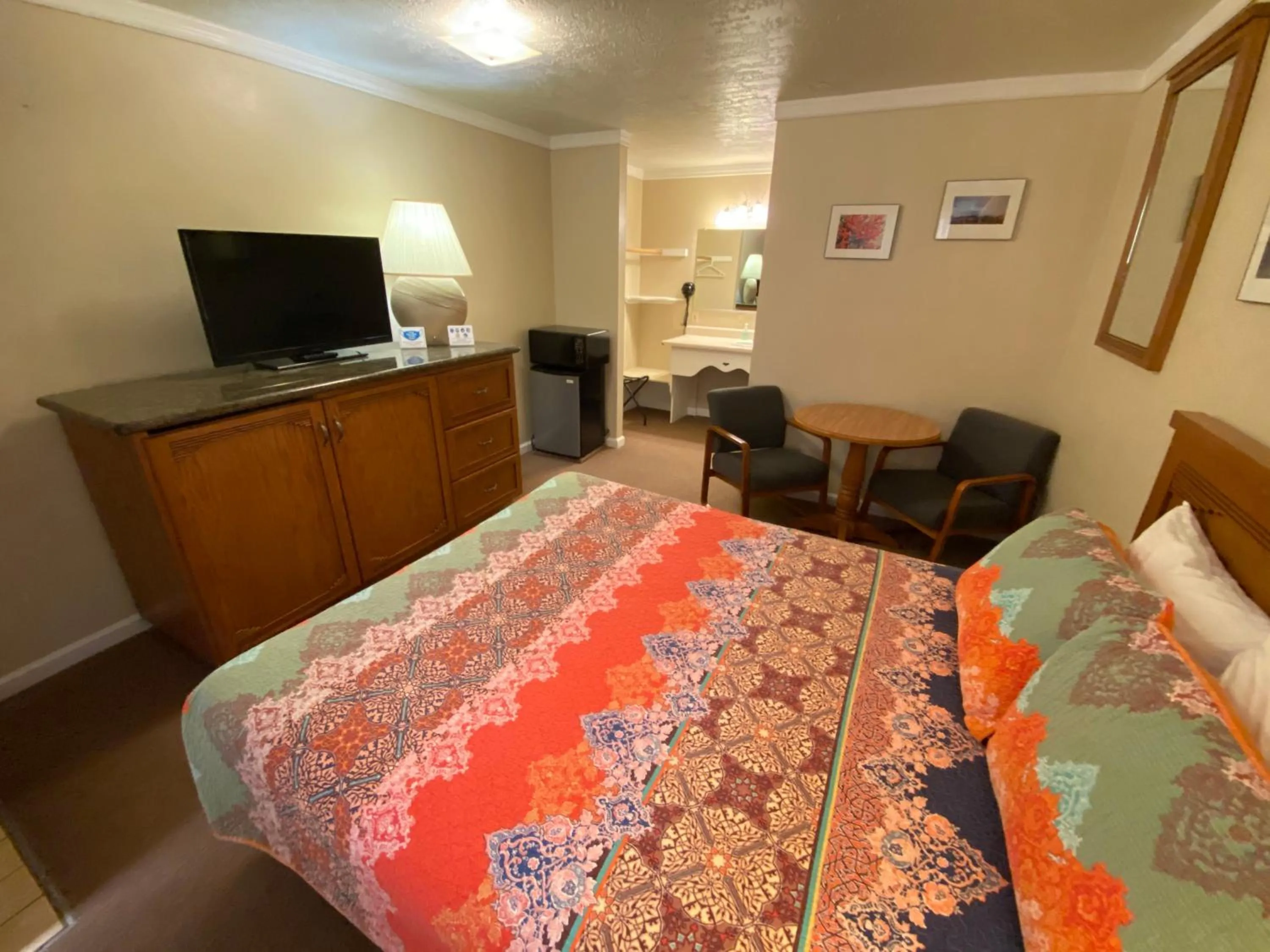 Bed in Independence Courthouse Motel