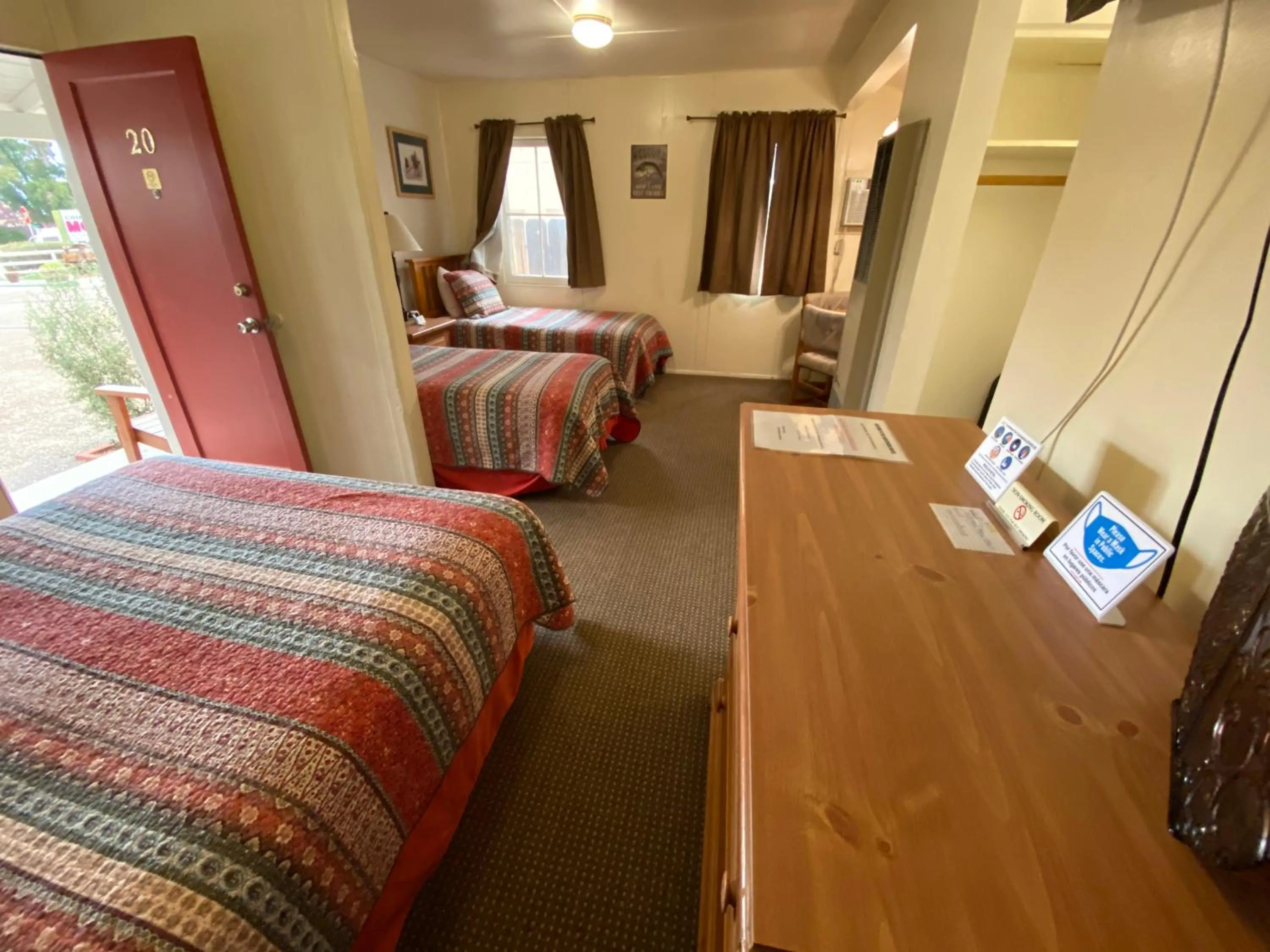 Bedroom, Bed in Independence Courthouse Motel