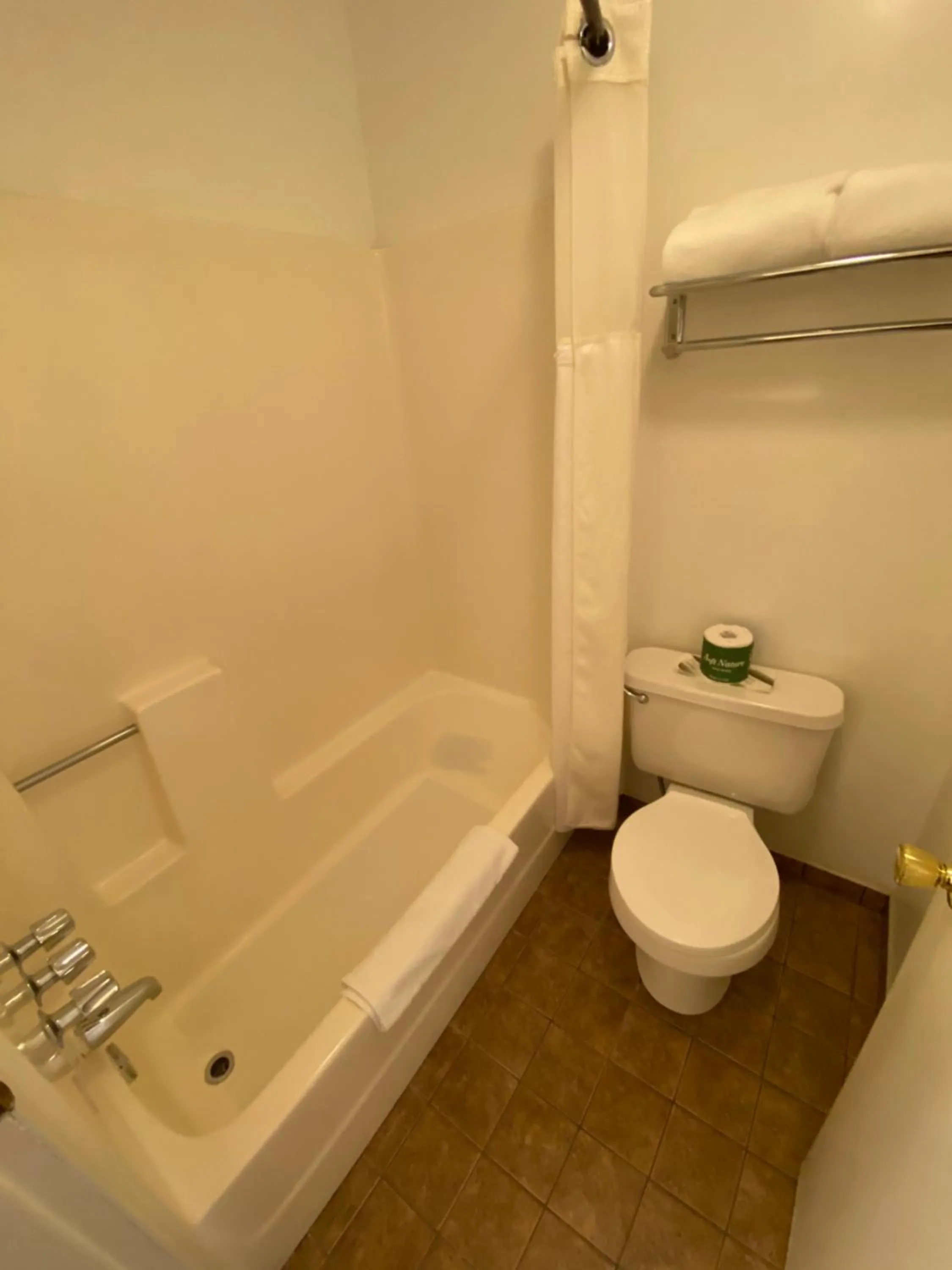 Bathroom in Independence Courthouse Motel