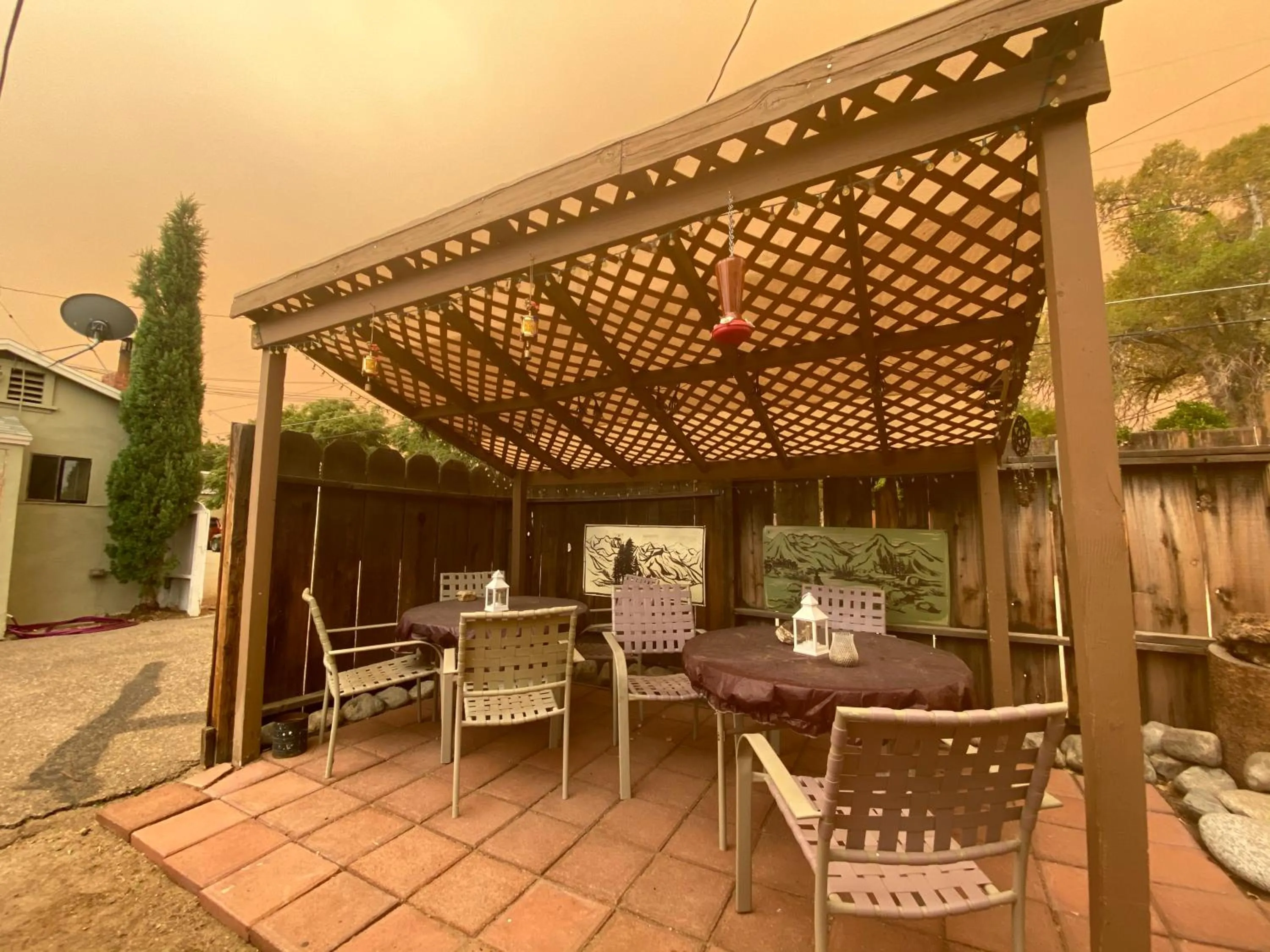 Patio in Independence Courthouse Motel