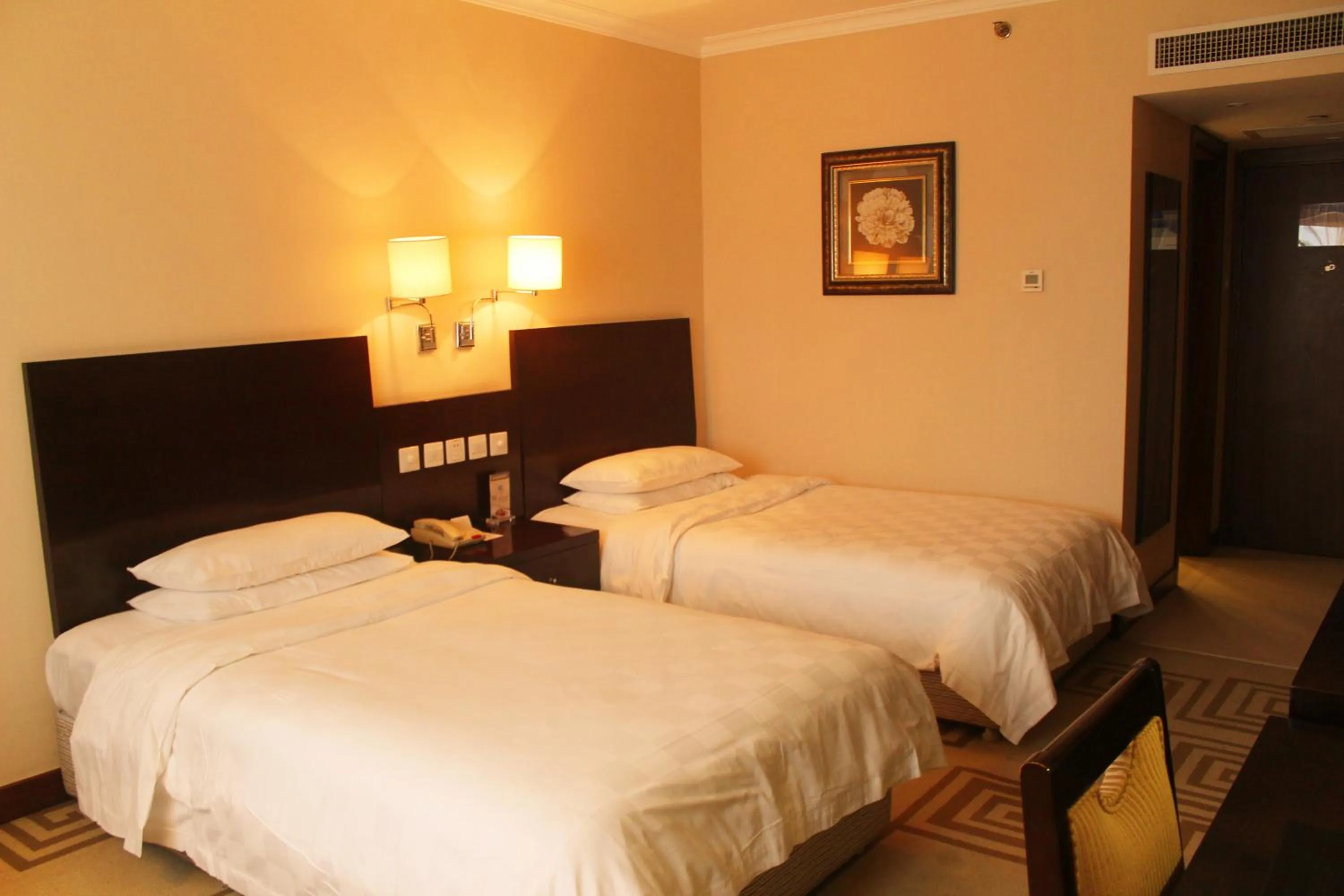 Bedroom, Bed in Beijing Continental Grand Hotel