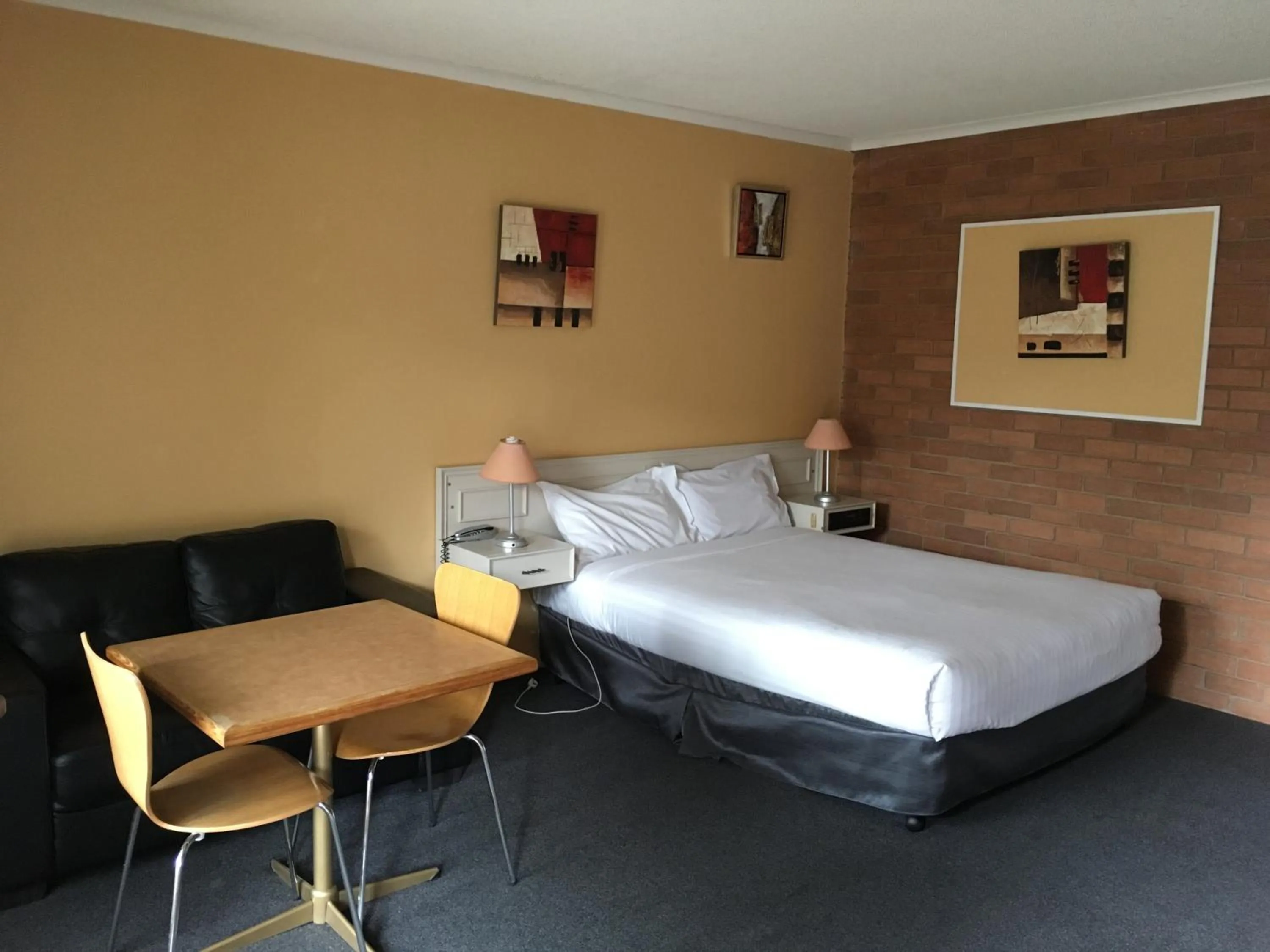 Bedroom, Bed in Essendon Motel