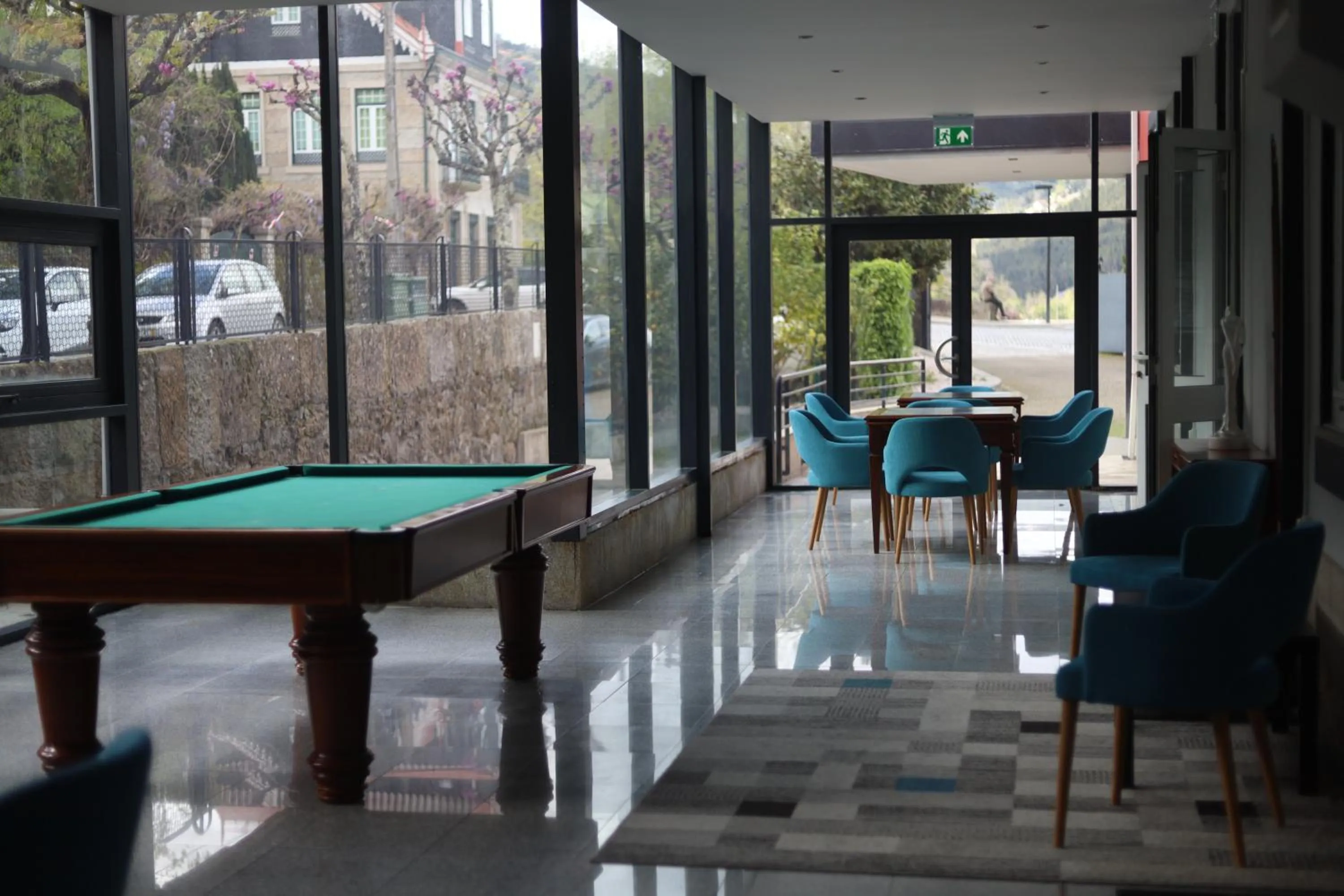 Communal lounge/ TV room in Douro Marina Hotel & SPA