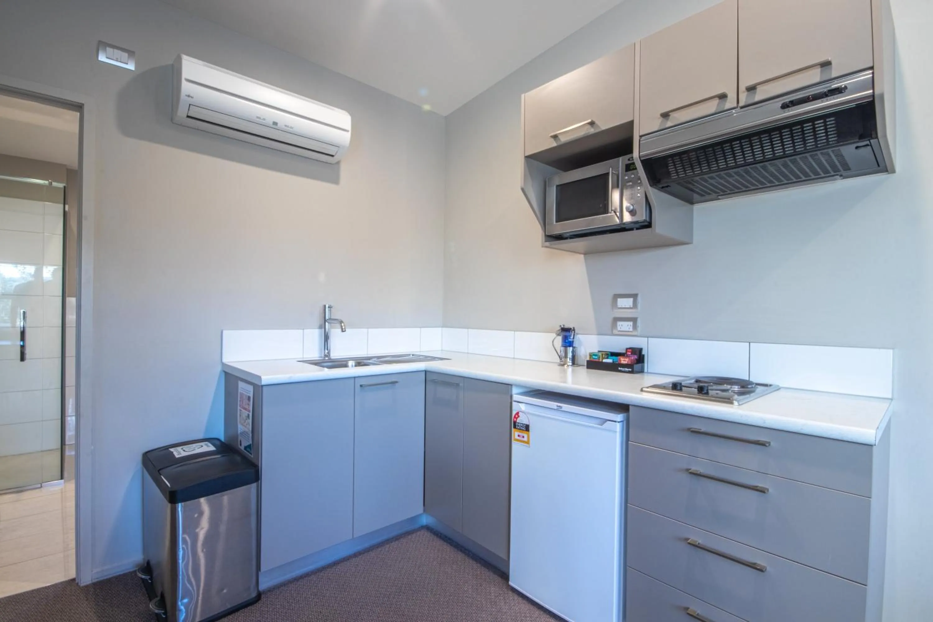 Kitchen or kitchenette in Amity Motel