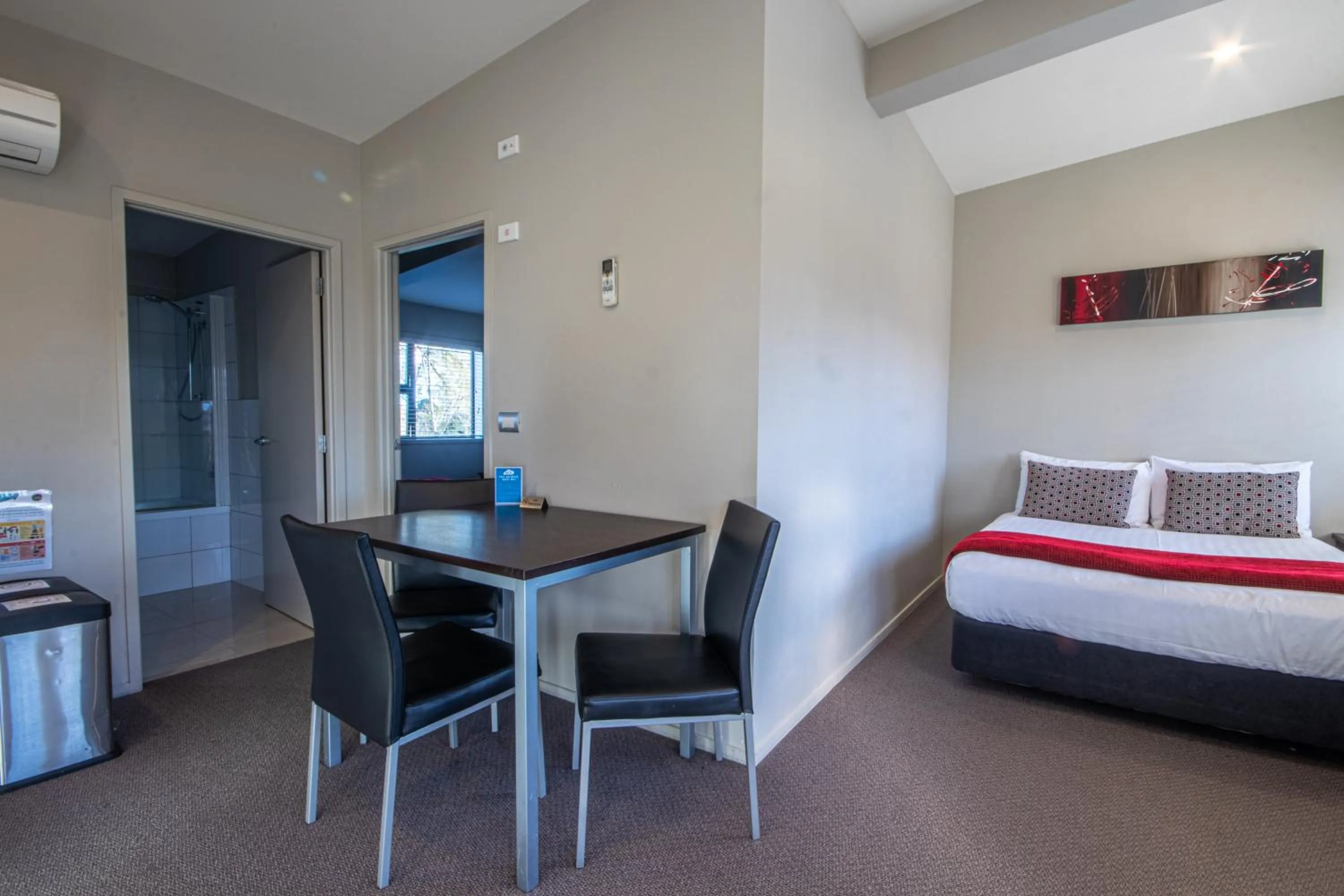 Living room, Bed in Amity Motel