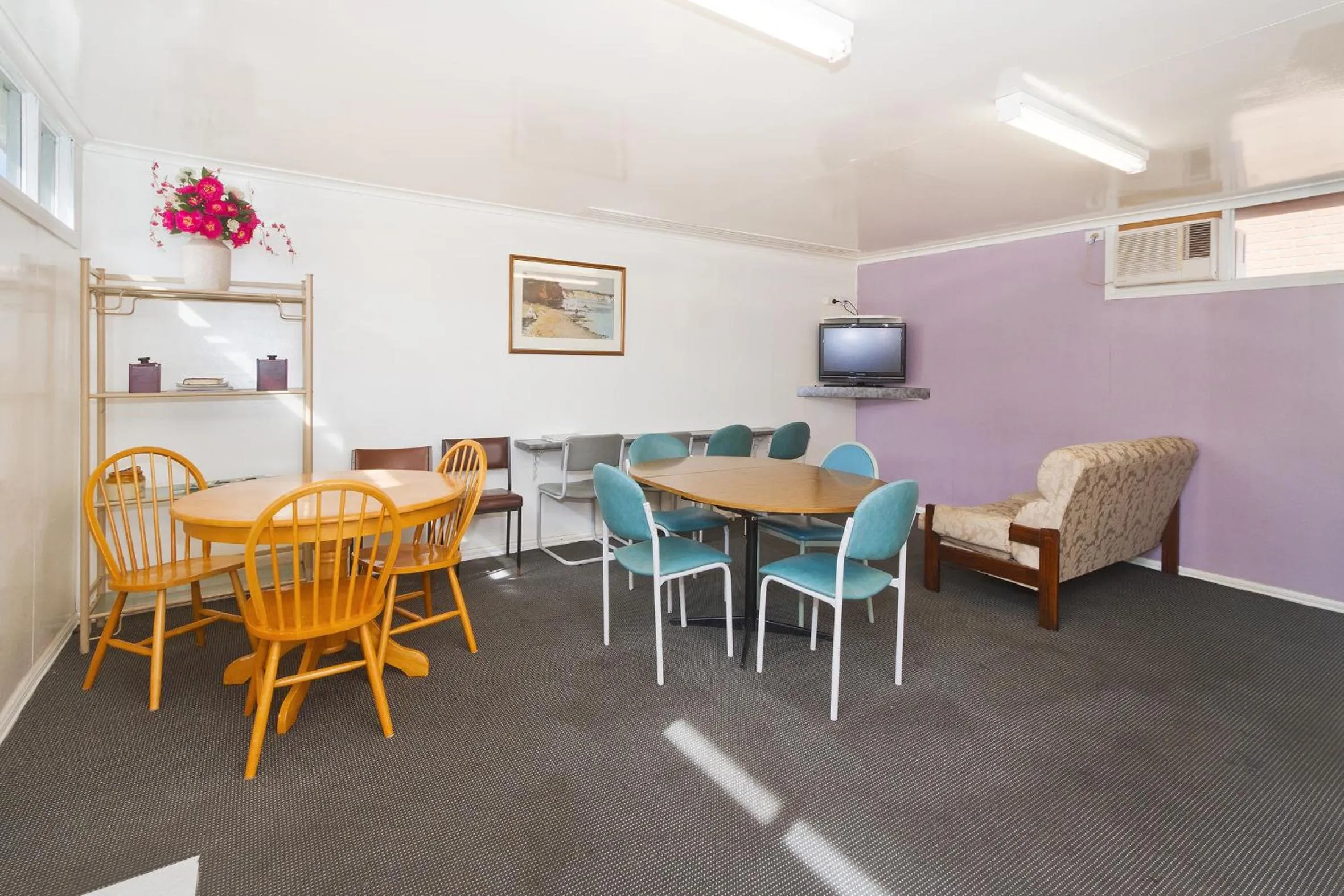 Communal lounge/ TV room in Carrum Downs Motel