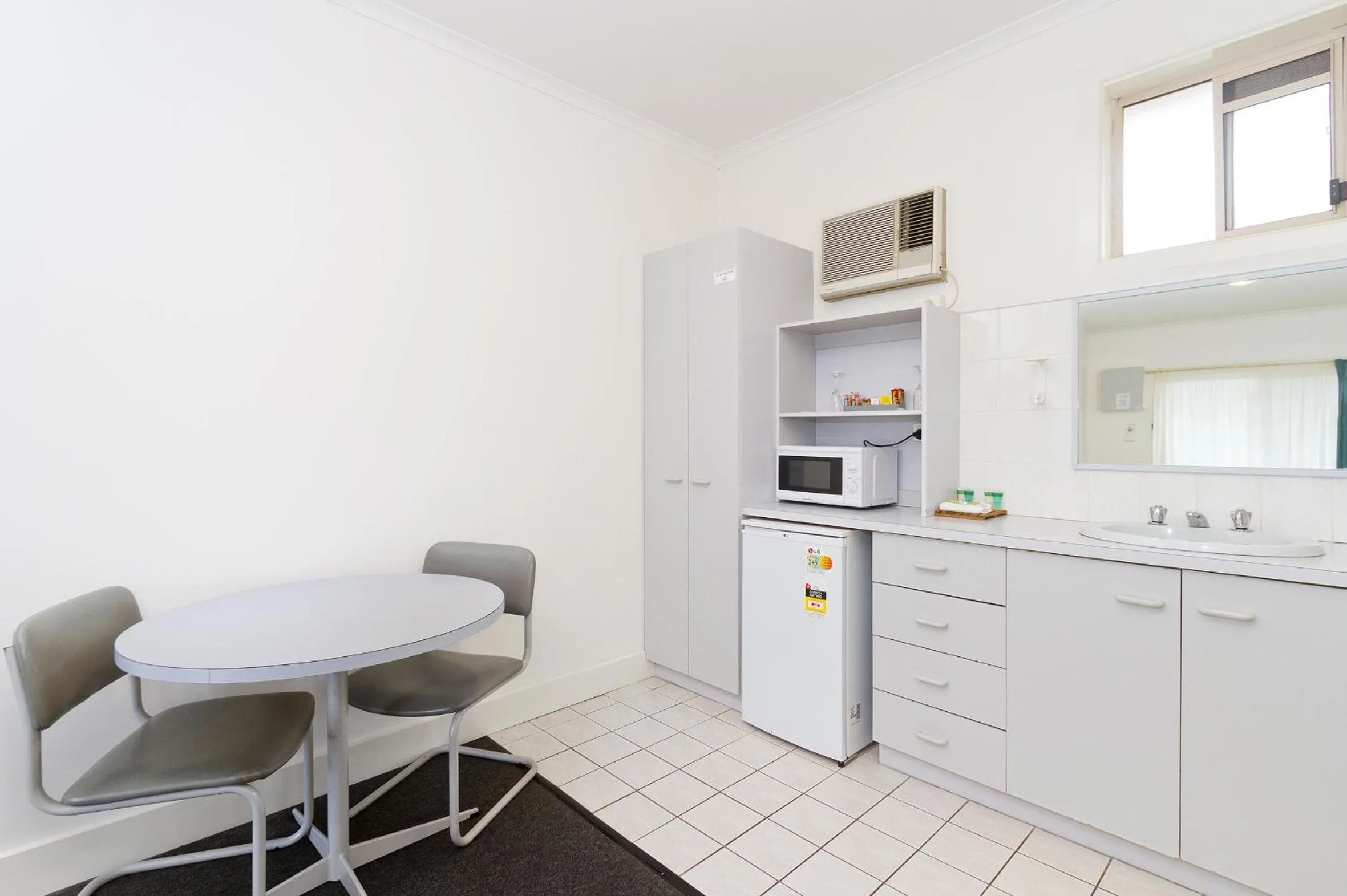 Kitchen or kitchenette in Carrum Downs Motel