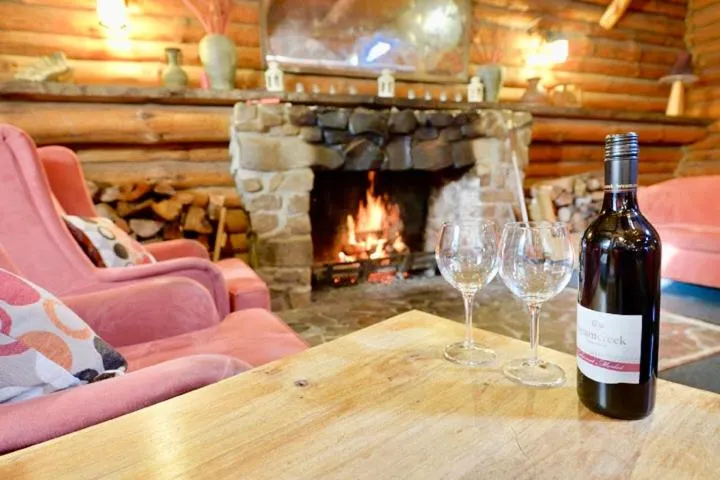 Lounge or bar in Lemonthyme Wilderness Retreat