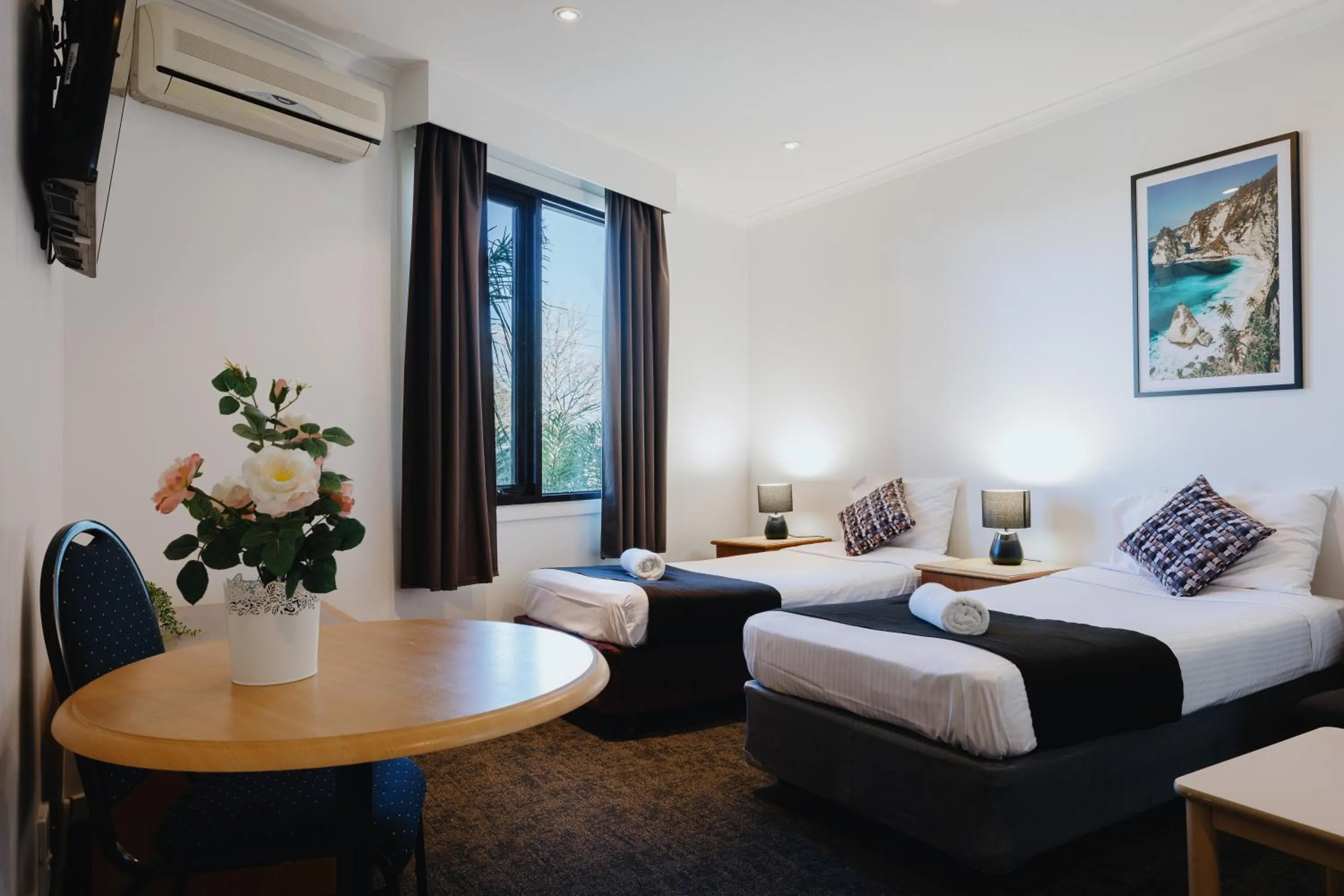 Photo of the whole room, Bed in Comfort Inn Traralgon