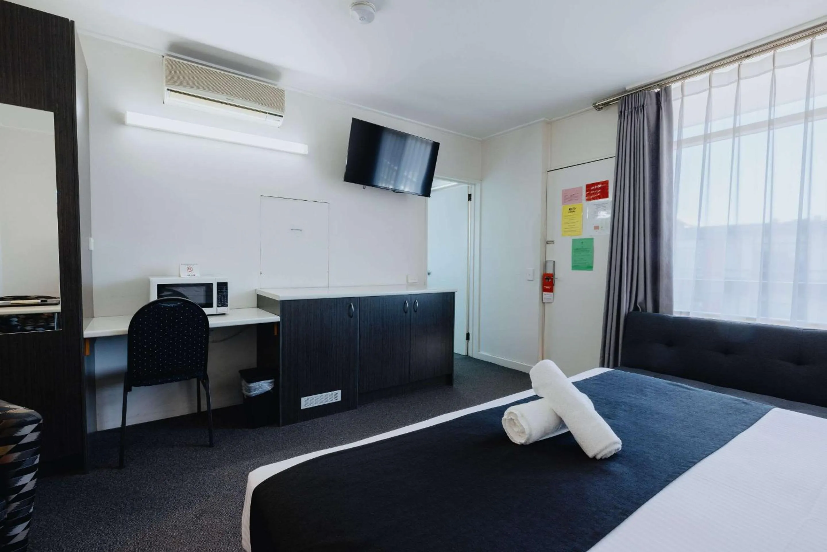 Bedroom, Bed in Comfort Inn Traralgon