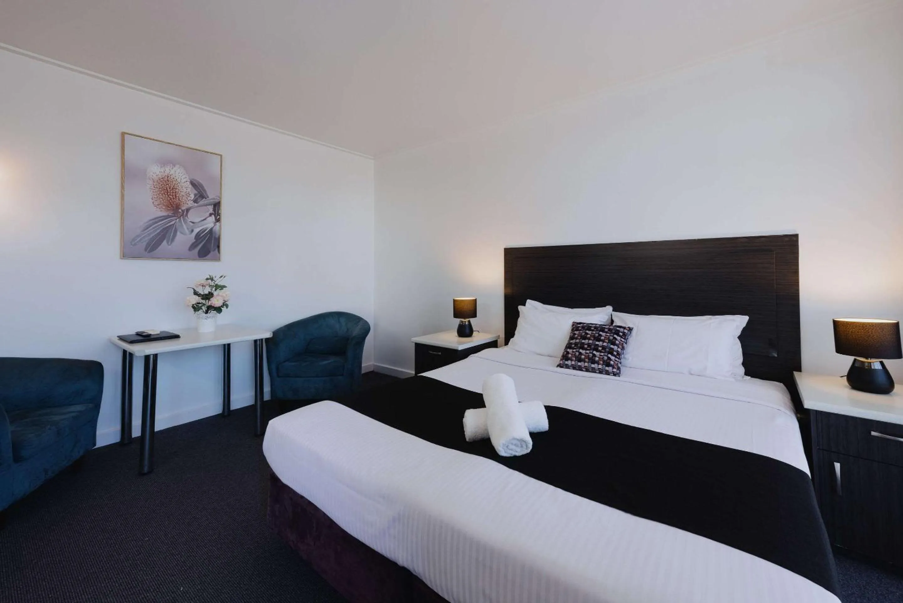 Bedroom, Bed in Comfort Inn Traralgon
