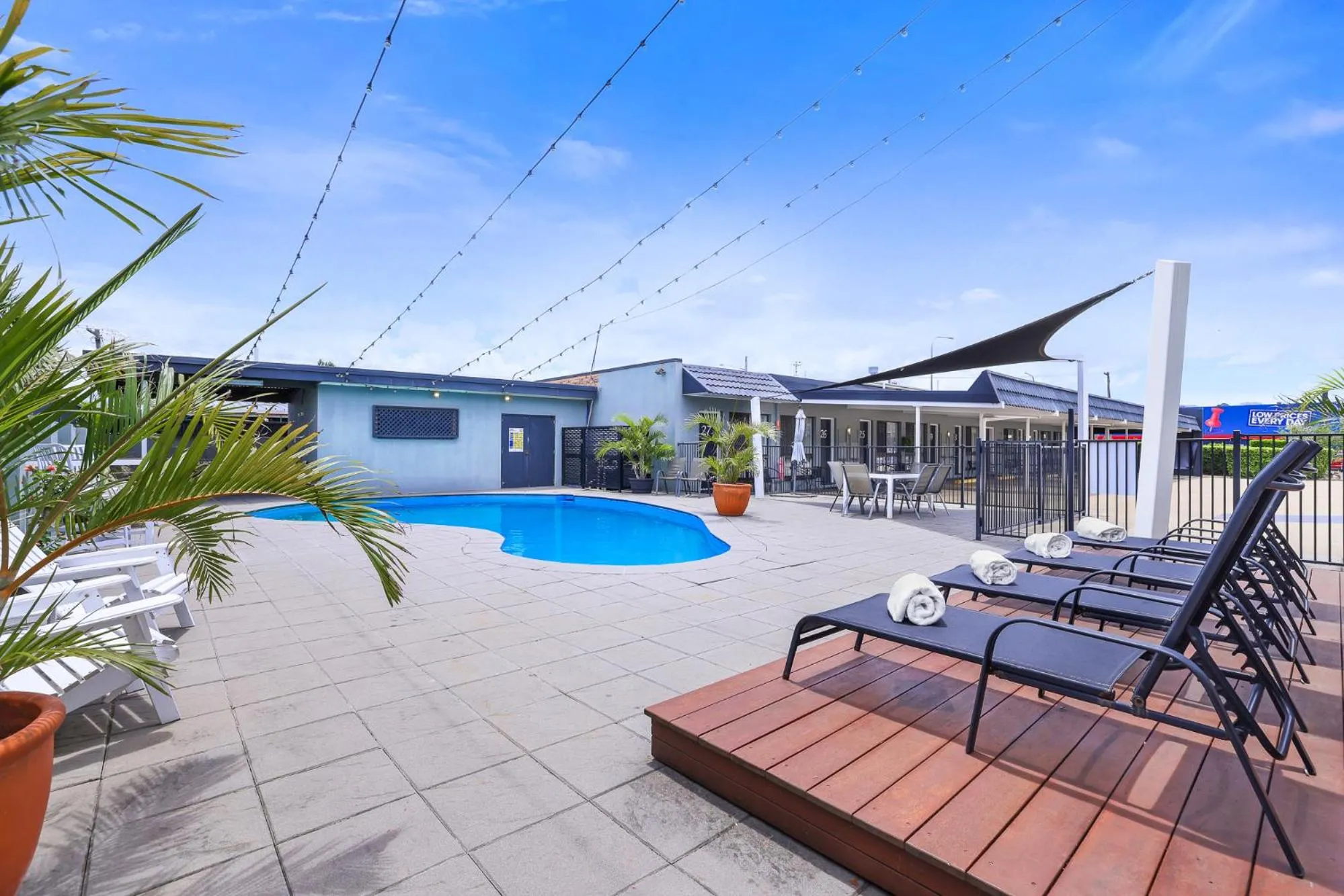 Swimming pool in Acacia Motor Inn