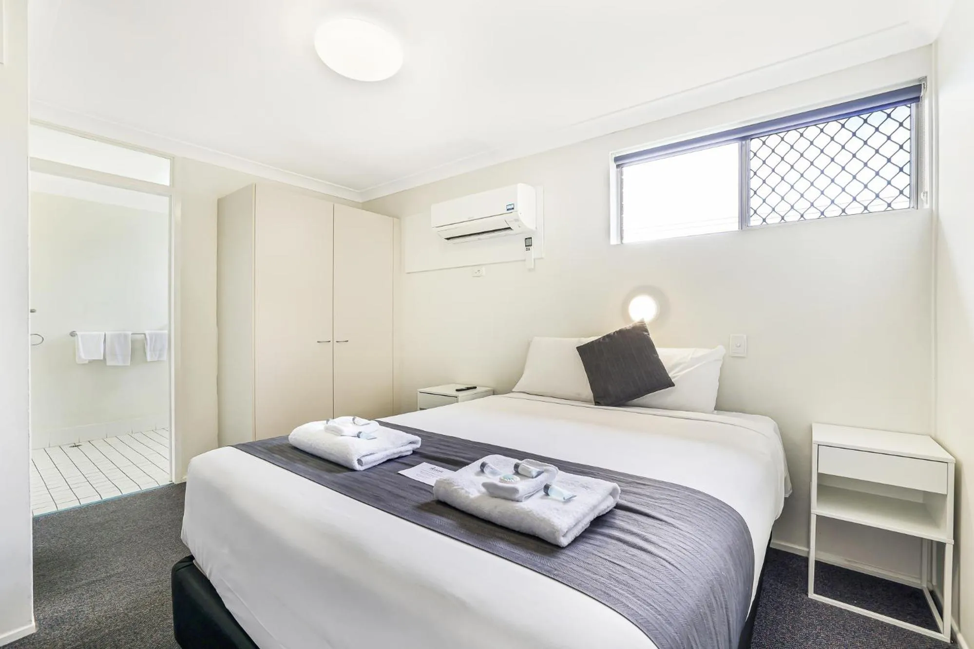 Bed in Acacia Motor Inn