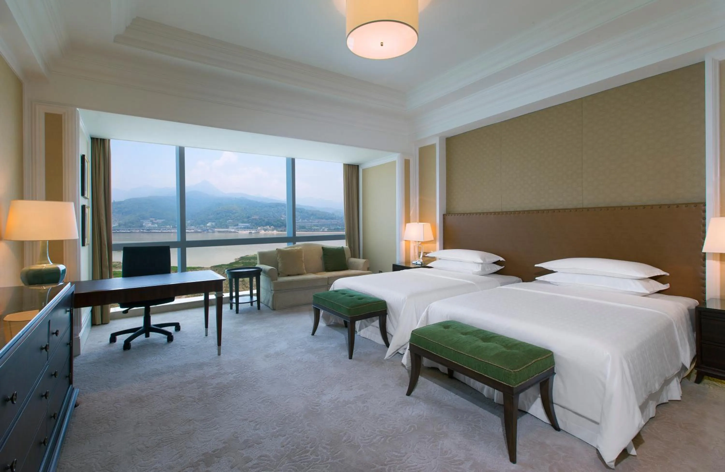 Photo of the whole room, Bed in Sheraton Fuzhou Hotel
