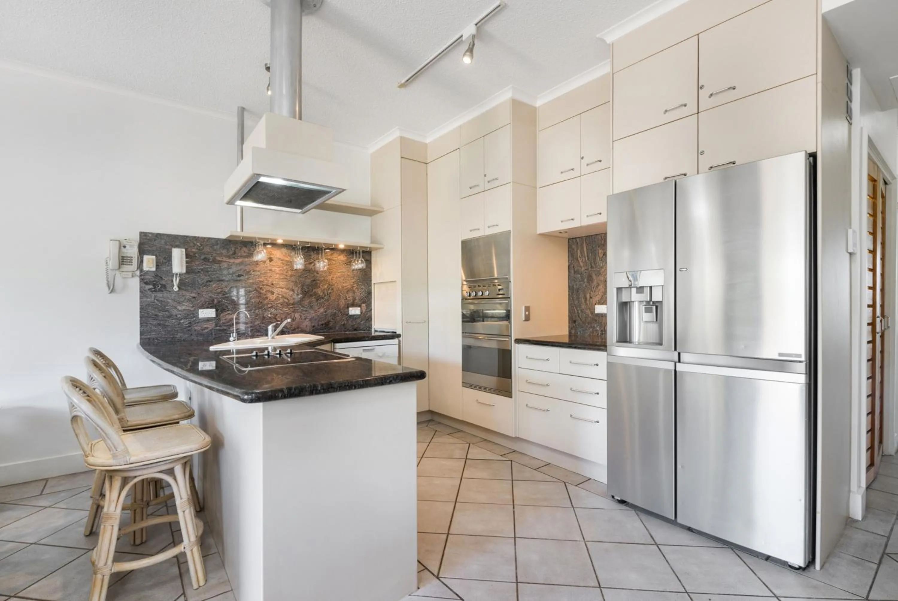 Kitchen or kitchenette in Mirra Chana Beachfront Apartments Mooloolaba