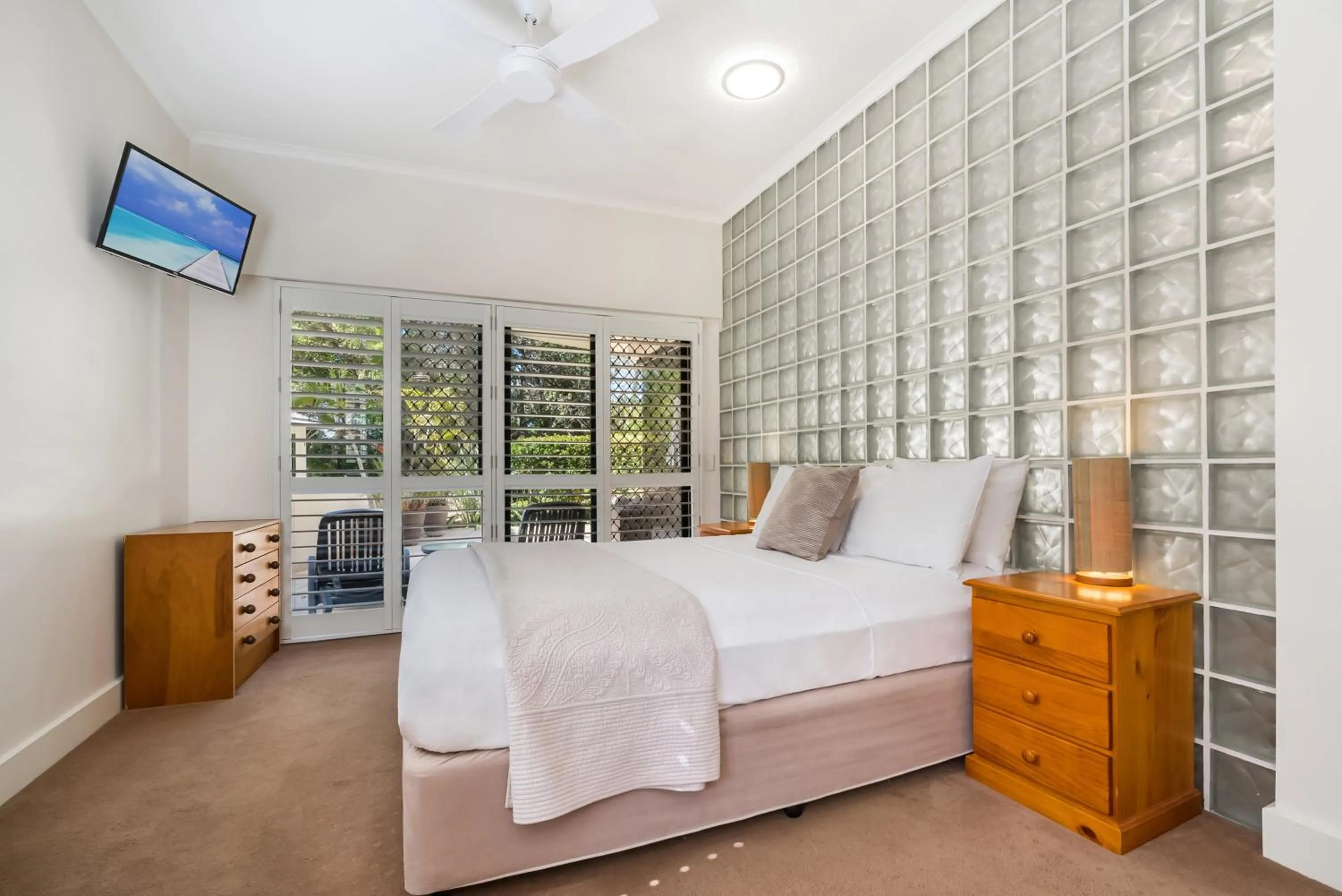Bedroom, Bed in Mirra Chana Beachfront Apartments Mooloolaba