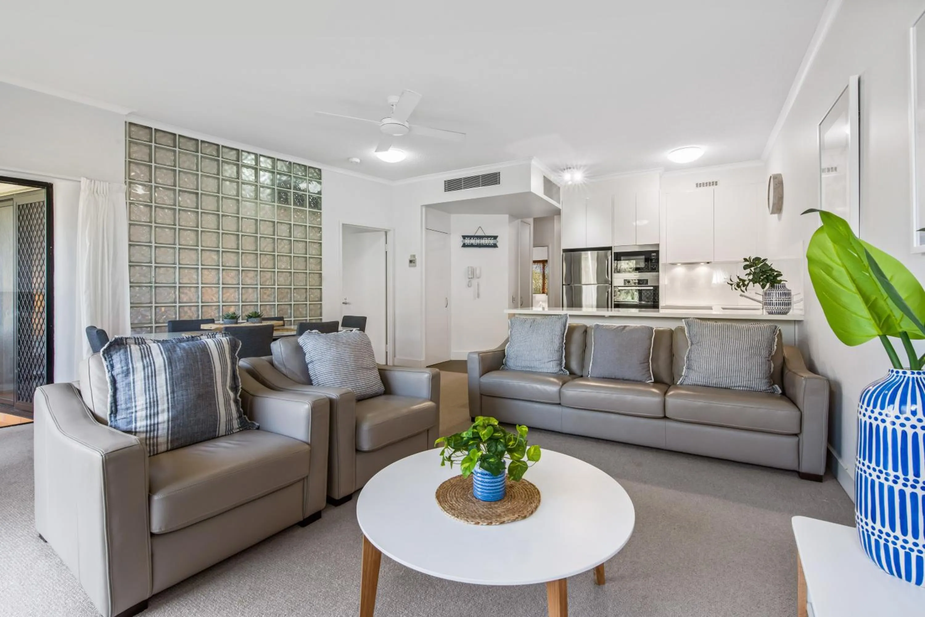 Kitchen or kitchenette in Mirra Chana Beachfront Apartments Mooloolaba